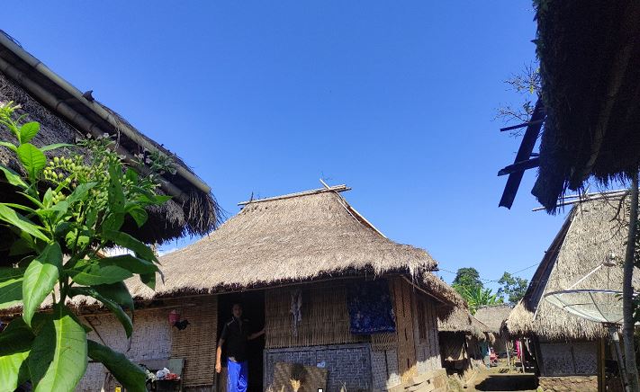 Rumah adat Bale Bayan yang dimiliki masyarakat adat Sasak Bayan di Lombok Utara, NTB kontruksinya tahan gempa yang sarat simbol Islam.