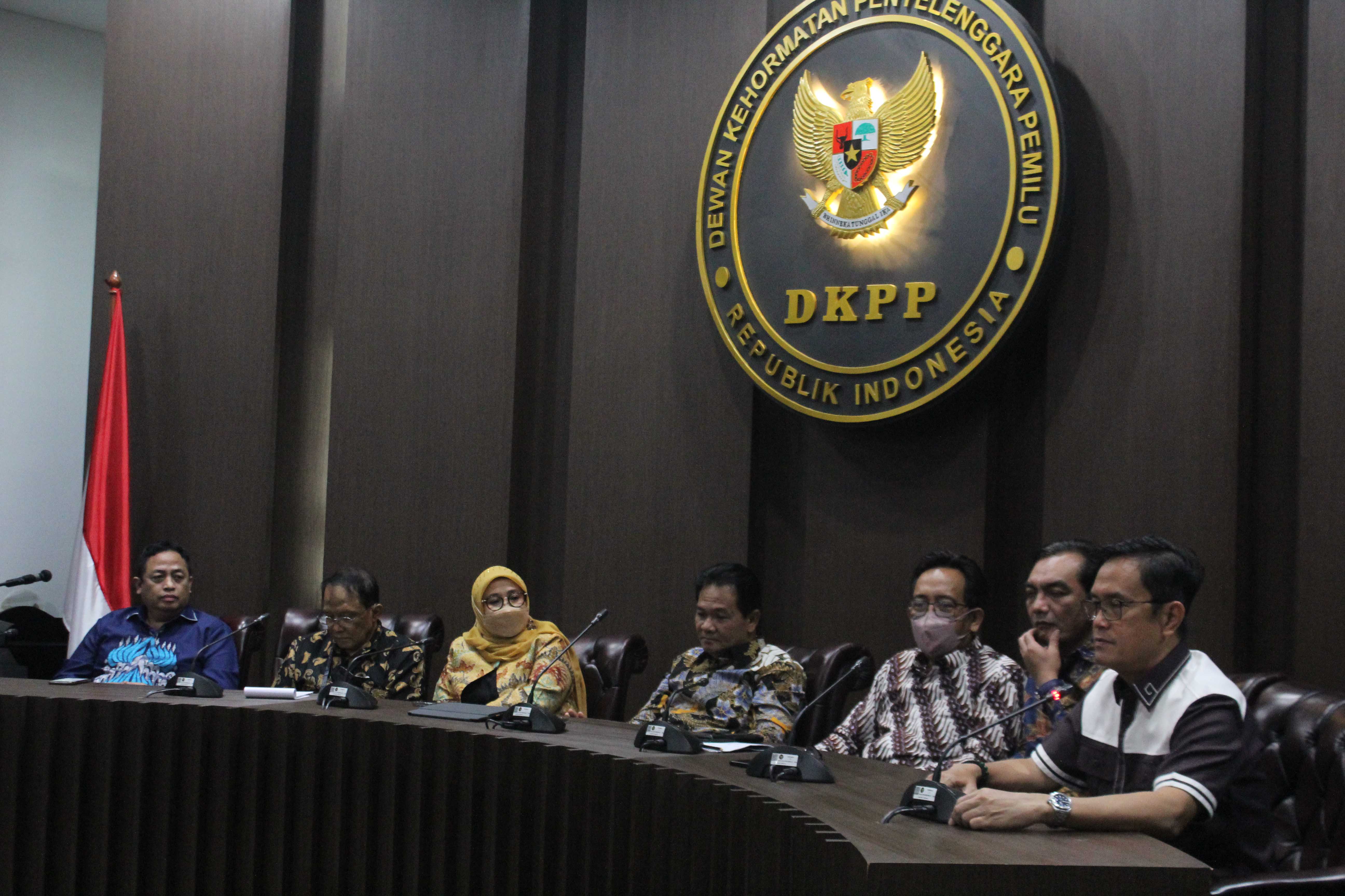 Ketua Dewan Kehormatan Penyelenggara Pemilu (DKPP) periode 2022-2027 Heddy Lugito (tengah) bersama dengan Anggota DKPP lainnya.