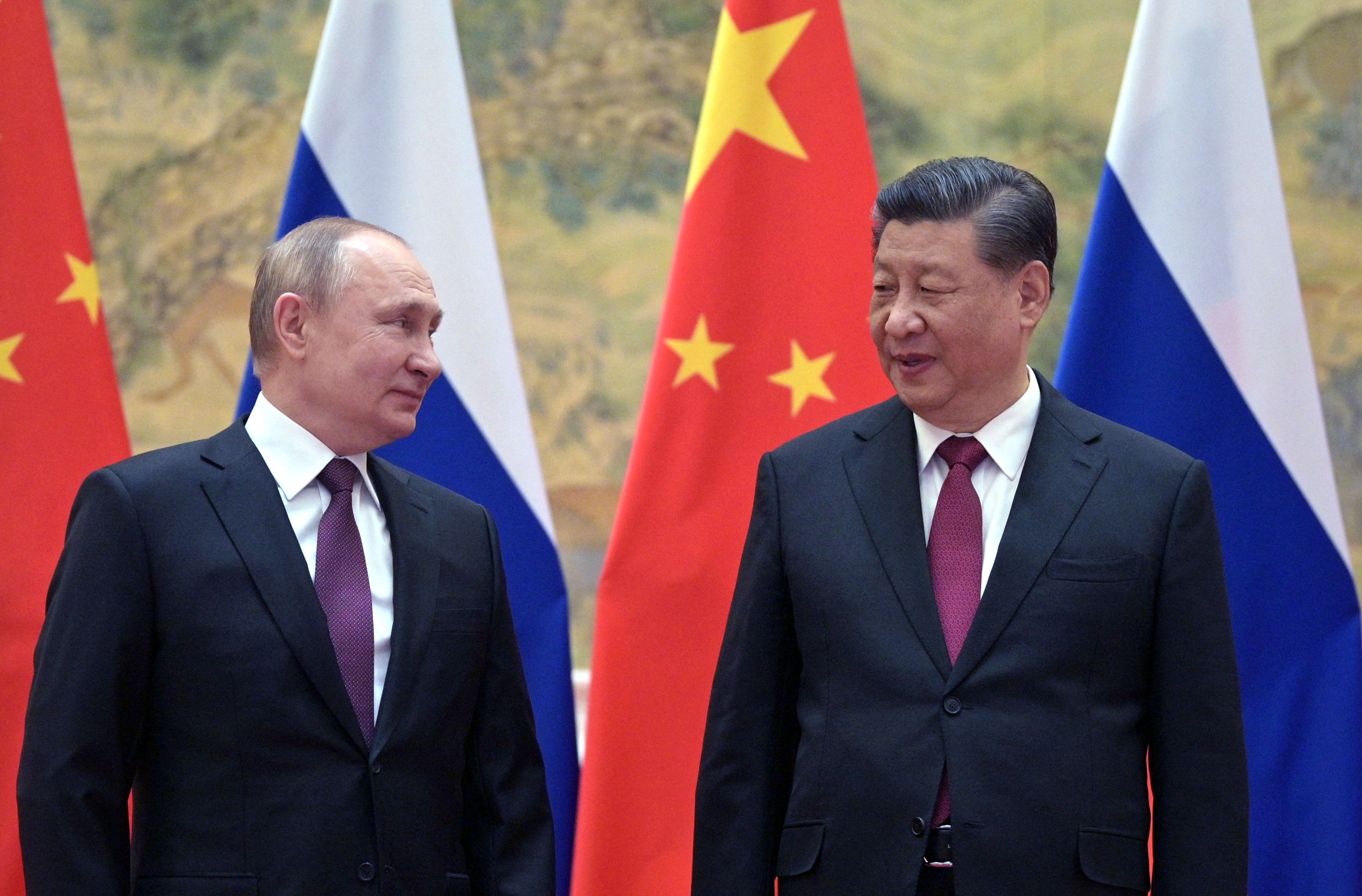 Presiden Rusia Vladimir Putin dan Presiden Tiongkok Xi Jinping saat melakukan pertemuan bilateral.