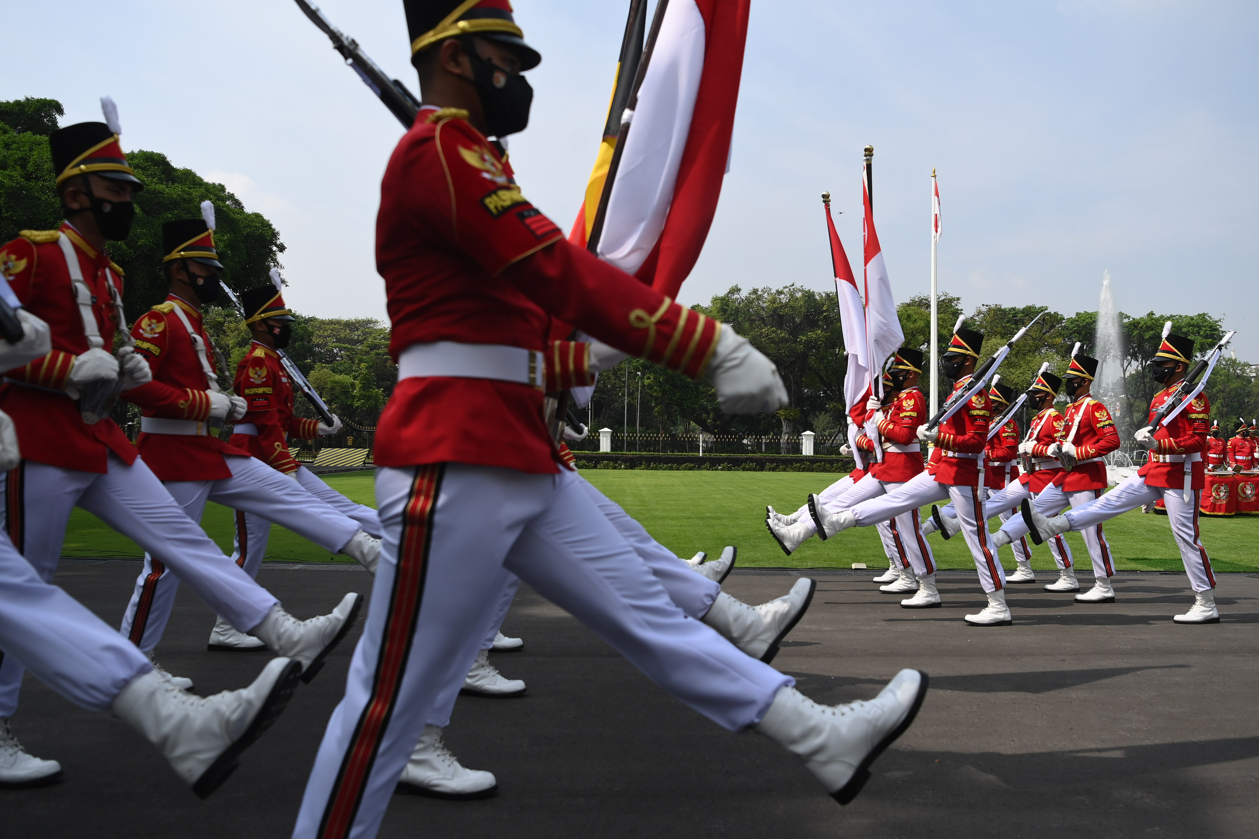 Potret anggota Paspampres saat berbaris untuk penyambutan tamu negara di Istana Merdeka, Jakarta.