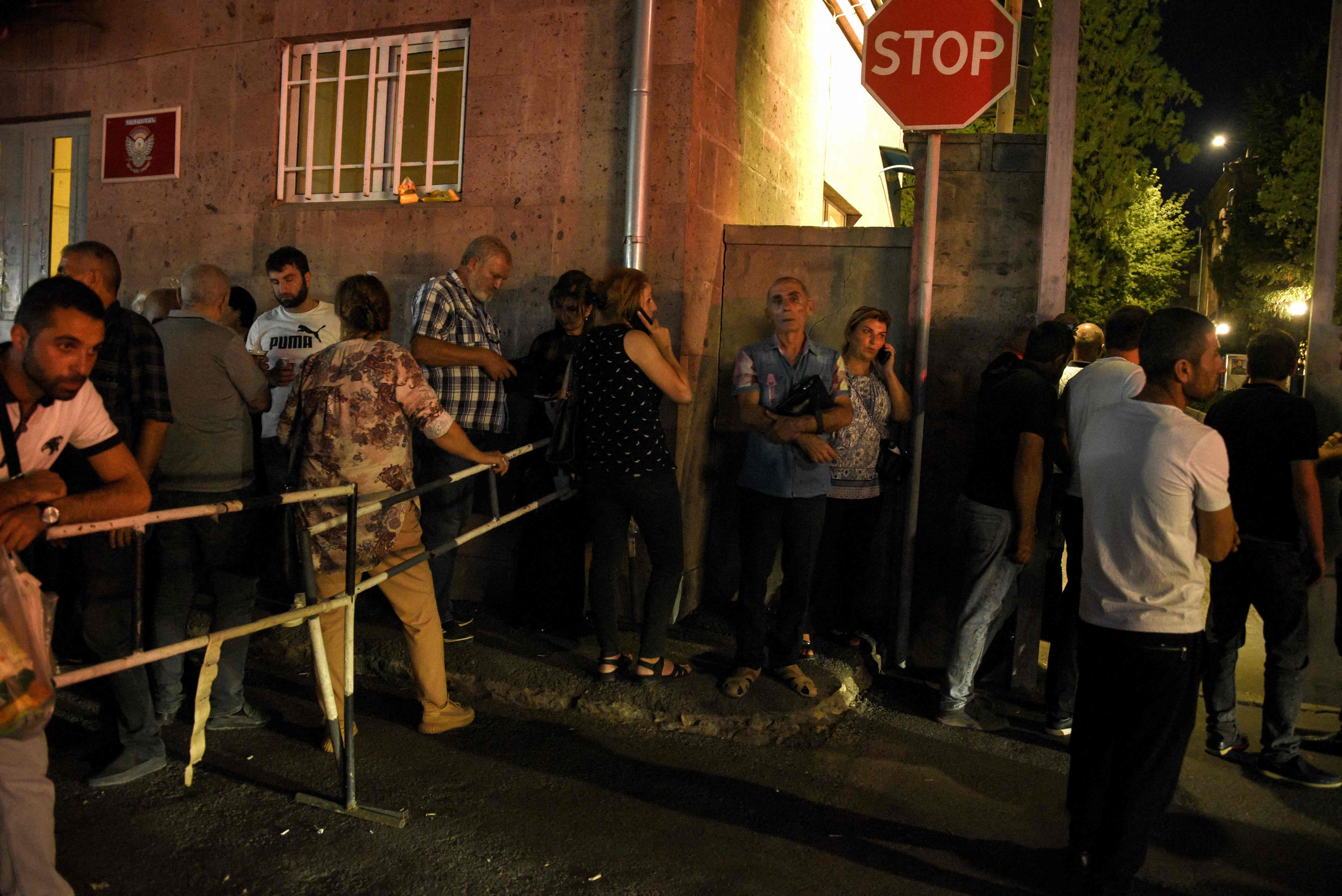 Kerabat para tentara yang bertugas dan bentrok di sepanjang perbatasan kedua negara pada Selasa (13/9) dini hari. 