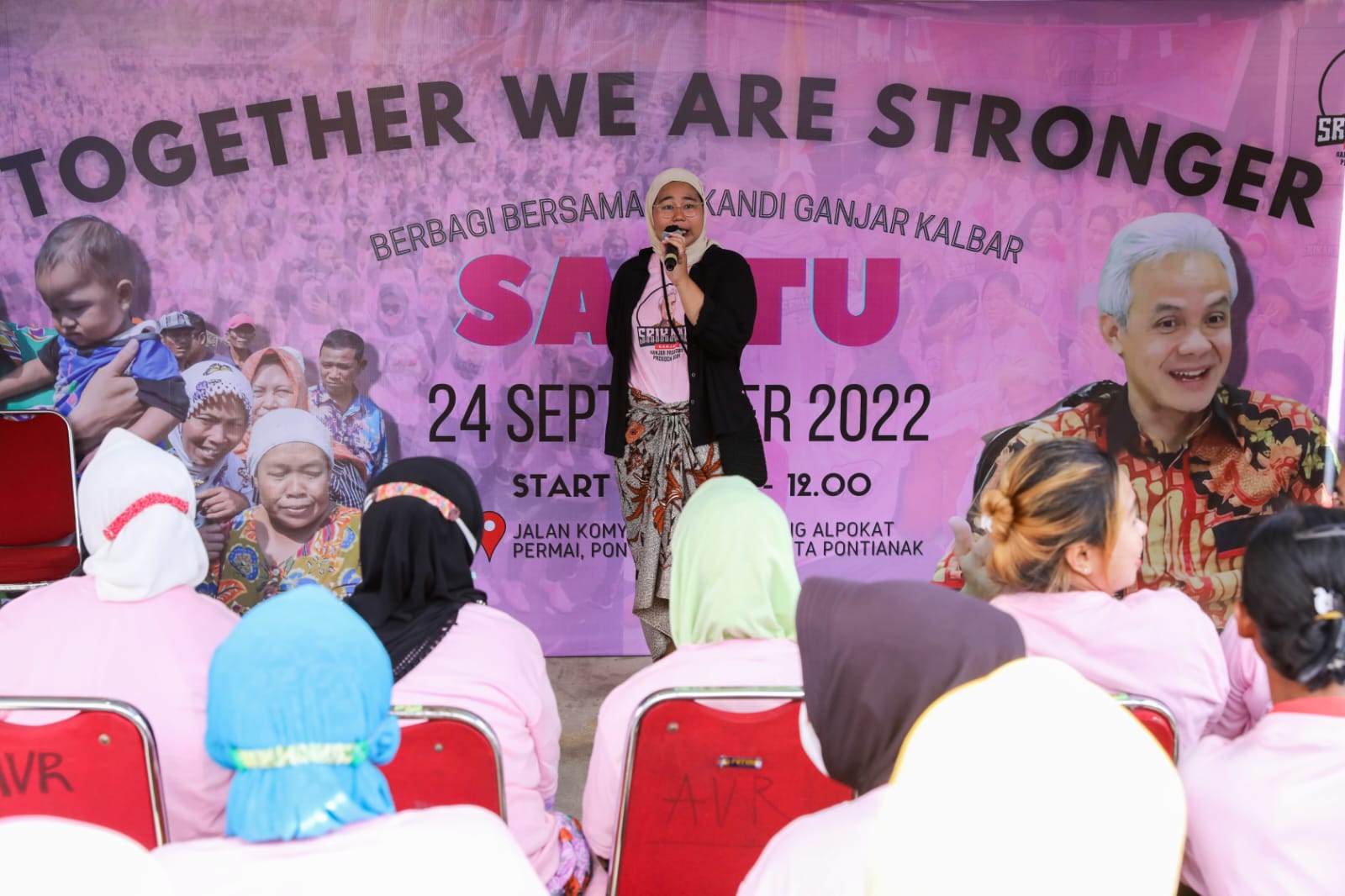 Relawan Srikandi Ganjar Kalbar membagikan paket sembako ke warga yang membutuhkan di Jl.Komyos Sudarso, Gang Alpokat Permai, Kota Pontianak