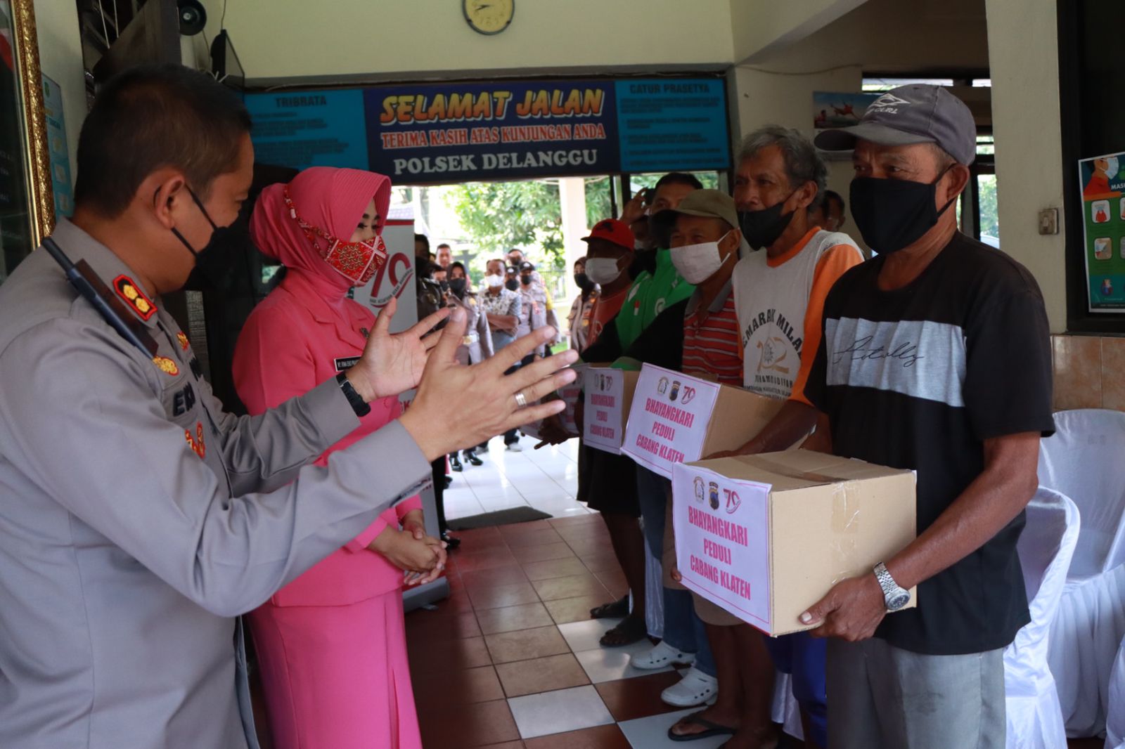 Kapolres Klaten AKB Eko Prasetyo menyerahkan bantuan sembako