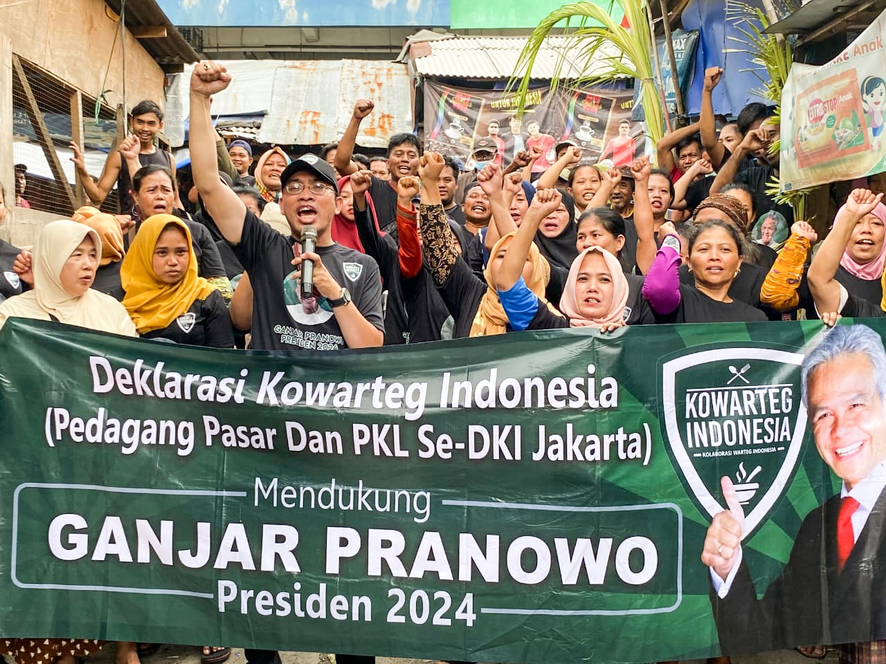 Kowarteg Indonesia bersama pedagang kaki lima (PKL) dan pedagang pasar di kawasan Pasar Kramat Jati, Jaktim nyatakan dukungan untuk Ganjar