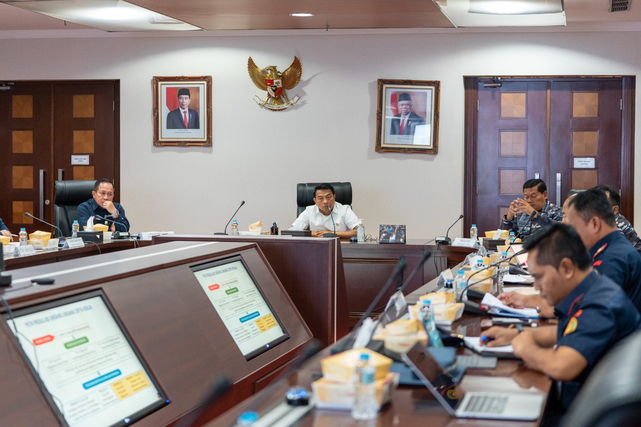 Kepala Staf Kepresidenan Moeldoko (tengah)  pada rapat koordinasi terkait penindakan kapal nelayan di laut. 