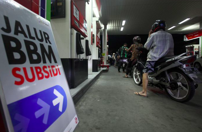 Warga sedang mengantri BBM subsidi di salah satu SBPU di Jakarta.