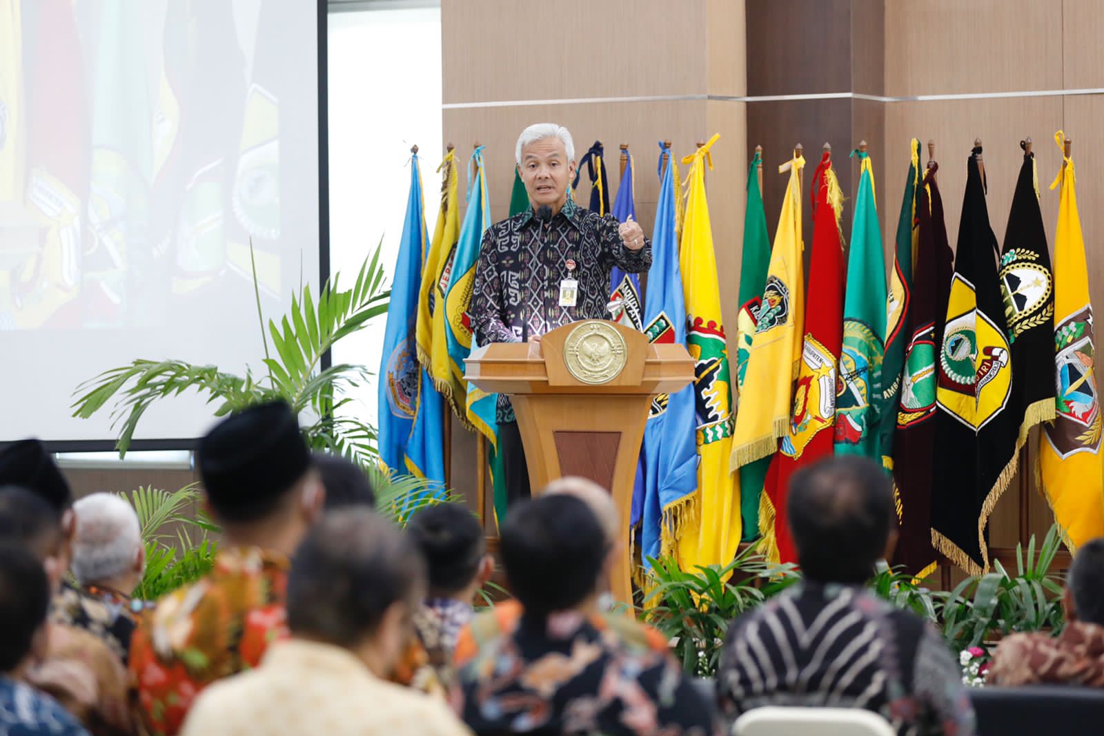 Gubernur Jawa Tengah Ganjar Pranowo mengingatkan kepala daerah gunakan dana tak terduga untuk pengendalian inflasi tidak asal-asalan