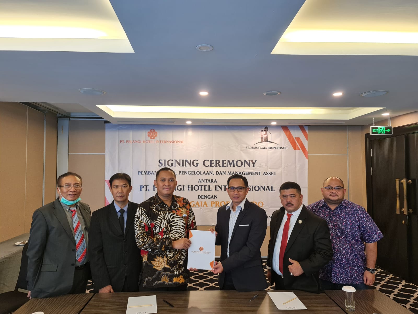 Direksi Maha Gaia Propertindo dan Pelangi Hotel Internasional berfoto bersama seusai menandatangani kesepakatan kerja sama