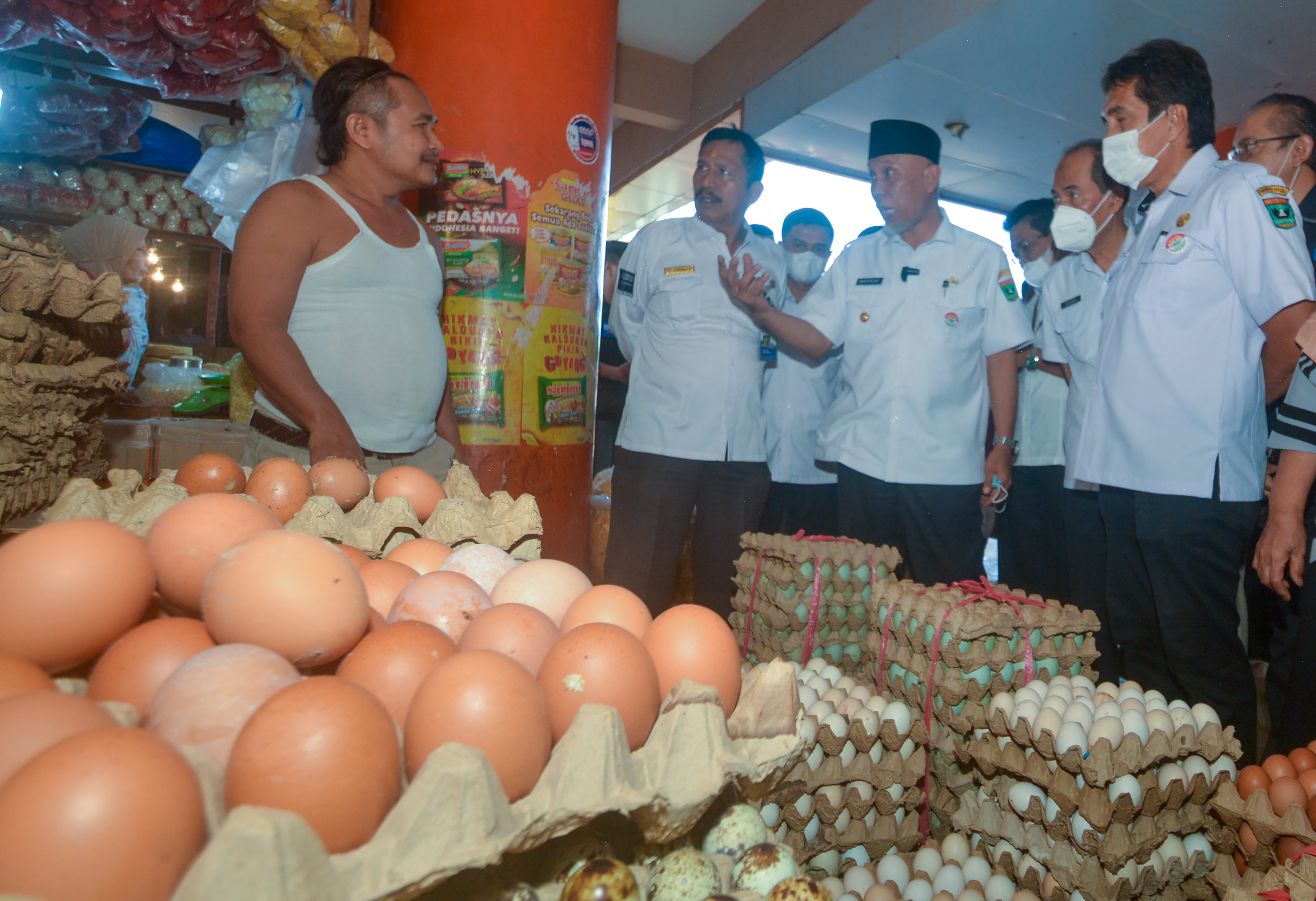 Gubernur Sumbar Mahyeldi (ketiga kanan) berdiskusi dengan pedagang telur saat peninjauan kebutuhan pokok di Pasar Raya Padang, Sumatera Bara