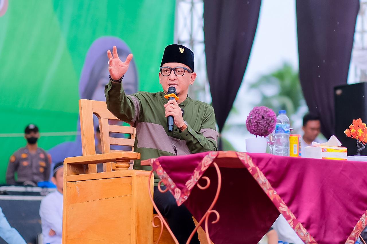 Ustaz Zacky Mirza memberikan tausiah di penutupan reuni Akbar SMP 13 Tebo