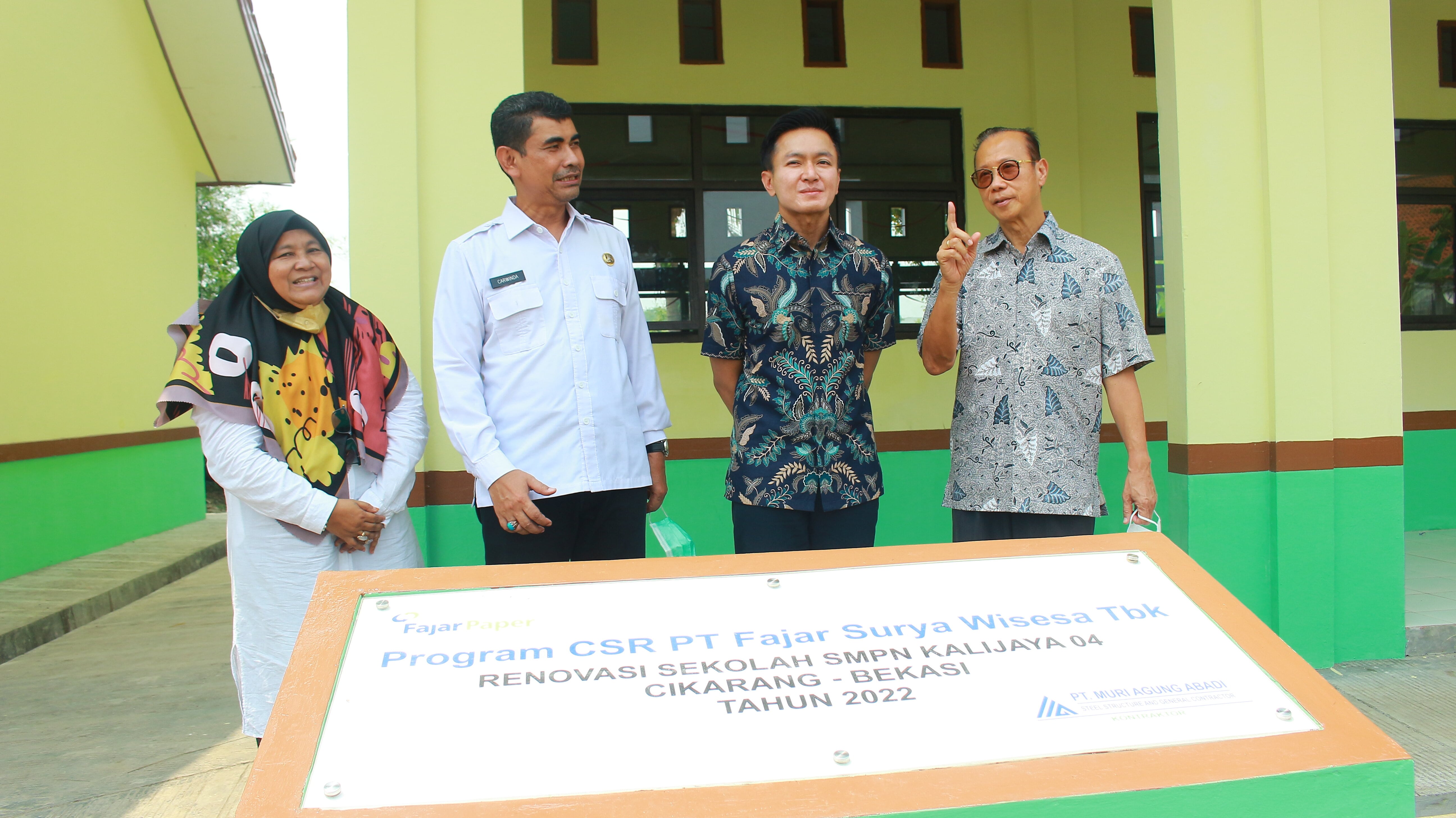 Manajemen FajarPaper bersama Perwakilan Sekolah dan Kadisdik Kabupaten Bekasi, Jawa Barat.