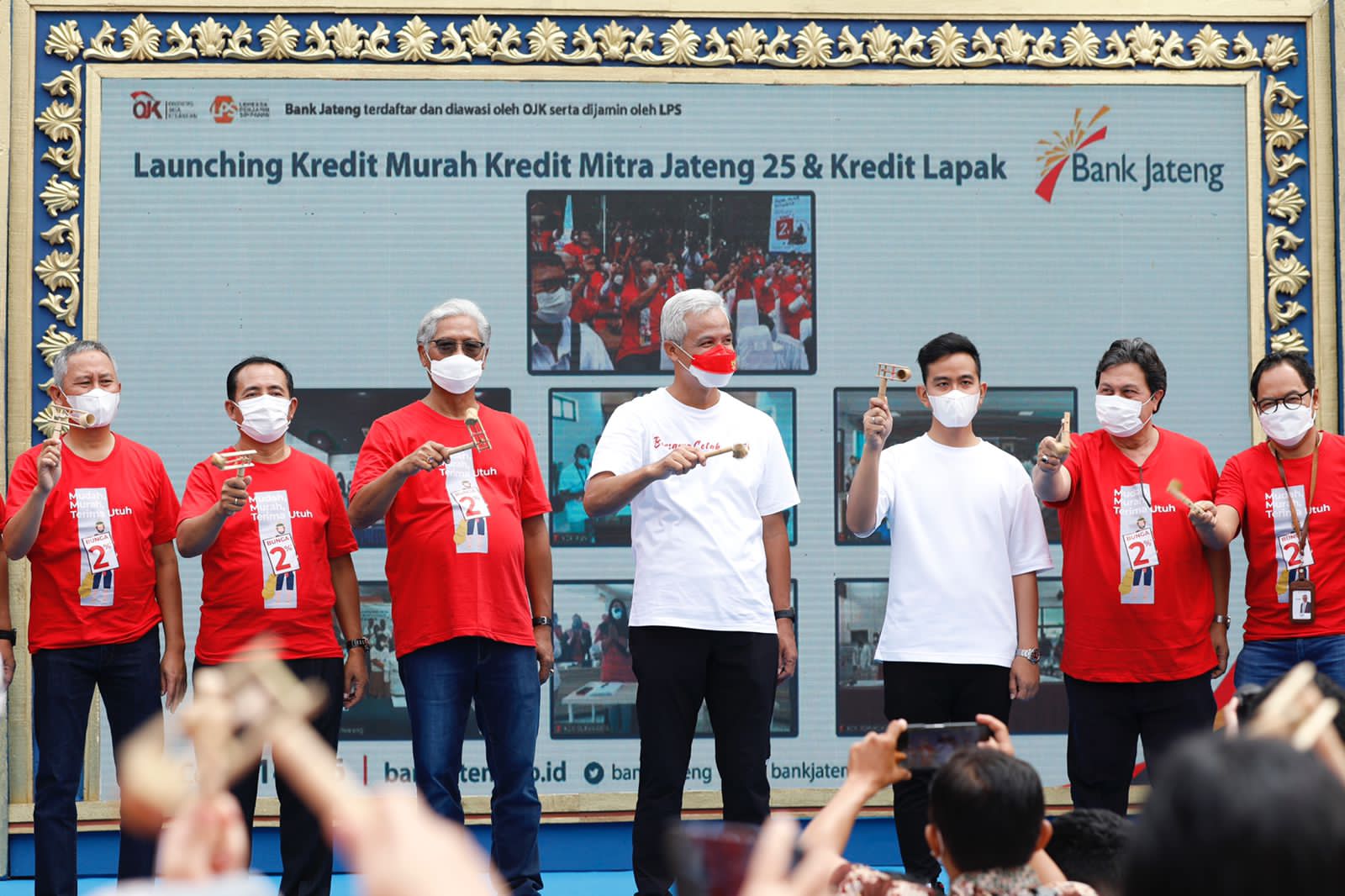 Gubernur Jateng Ganjar Pranowo, Wali Kota Solo Gibran saat launching dua program kredit murah Bank Jateng di Surakarta, Jumat (9/9)