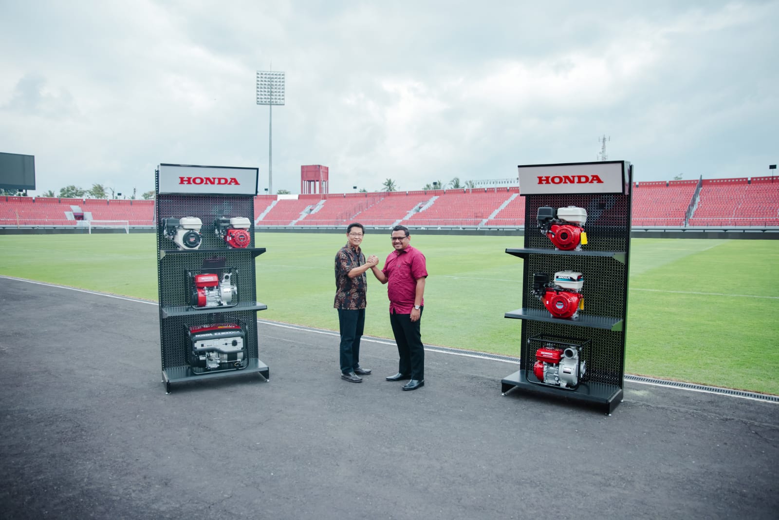 Petinggi HPPI menyerahkan sumbangan perangkat mesin serbaguna sebagai komitmen mendukung Bali United