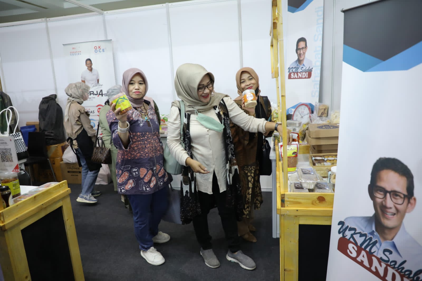 Relawan UKM Sahabat Sandi membantu puluhan produk UMKM untuk promosi dalam Pameran KAI Expo di JCC Senayan, Jakarta Pusat.