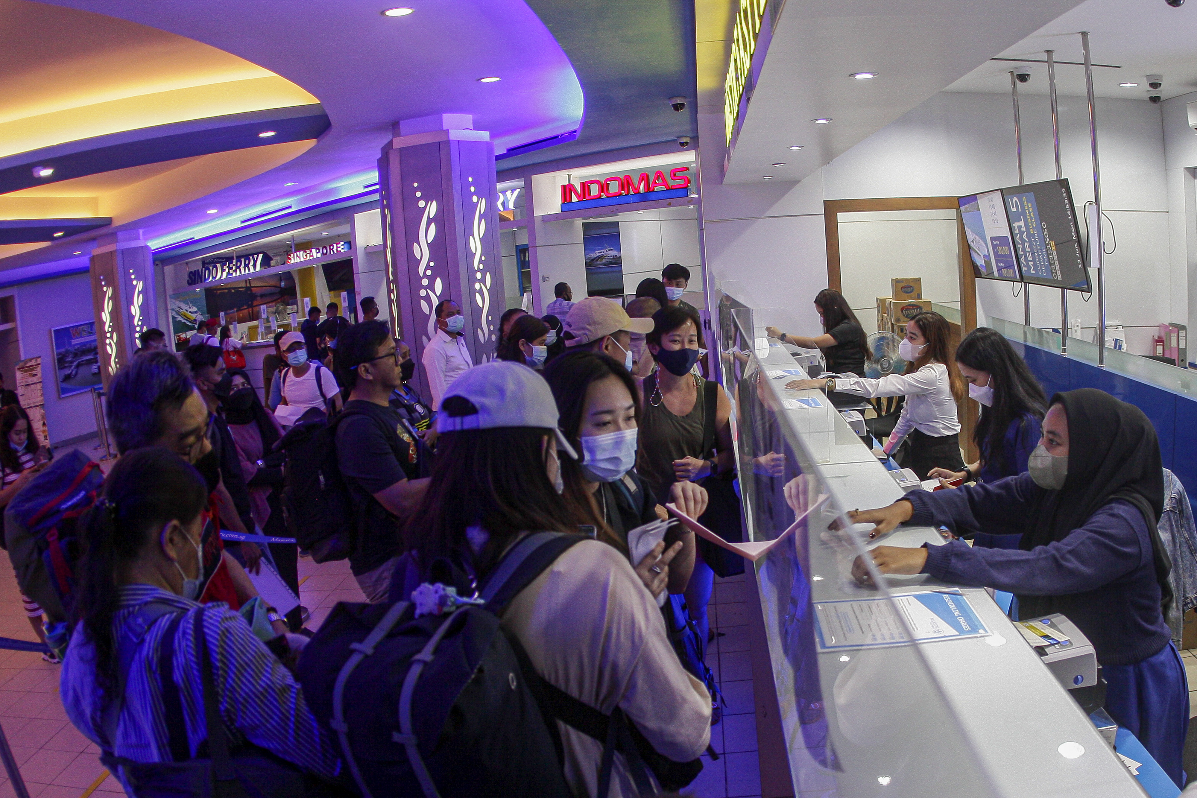  Calon penumpang membeli tiket kapal feri tujuan Singapura di Pelabuhan Internasional Batam Centre, Batam, Kepulauan Riau. 