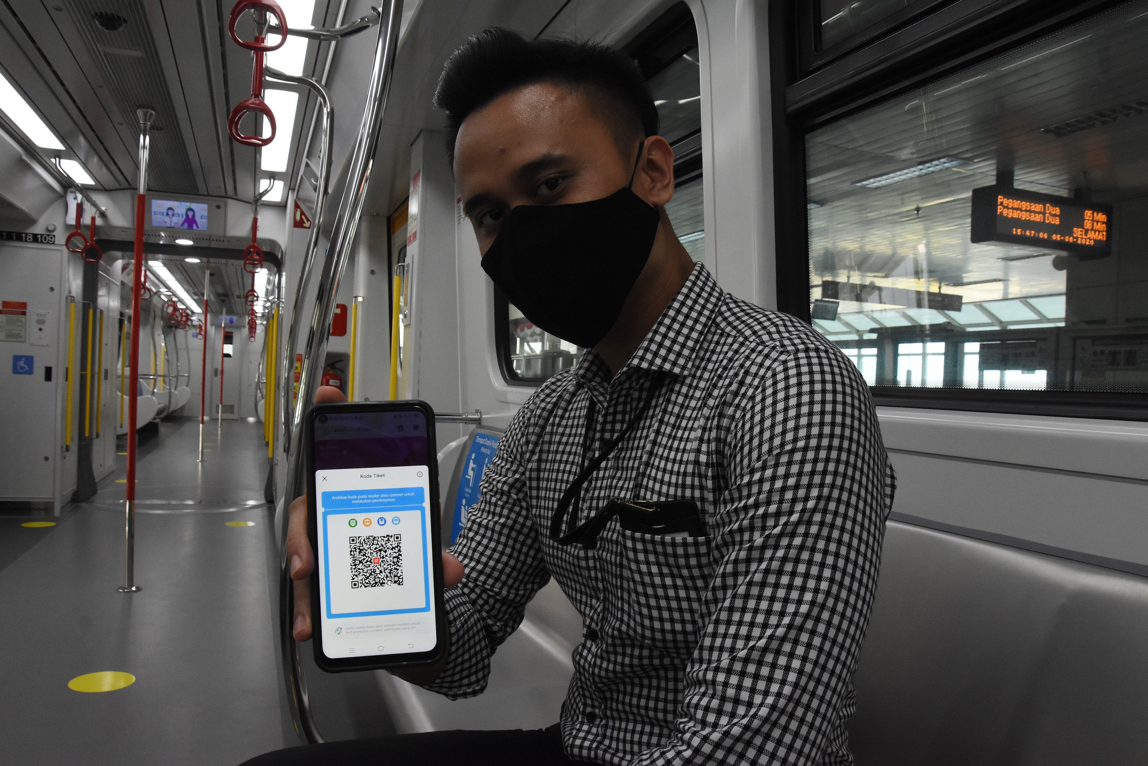 Pengguna Linkaja menunjukkan QR Code untuk transaksi