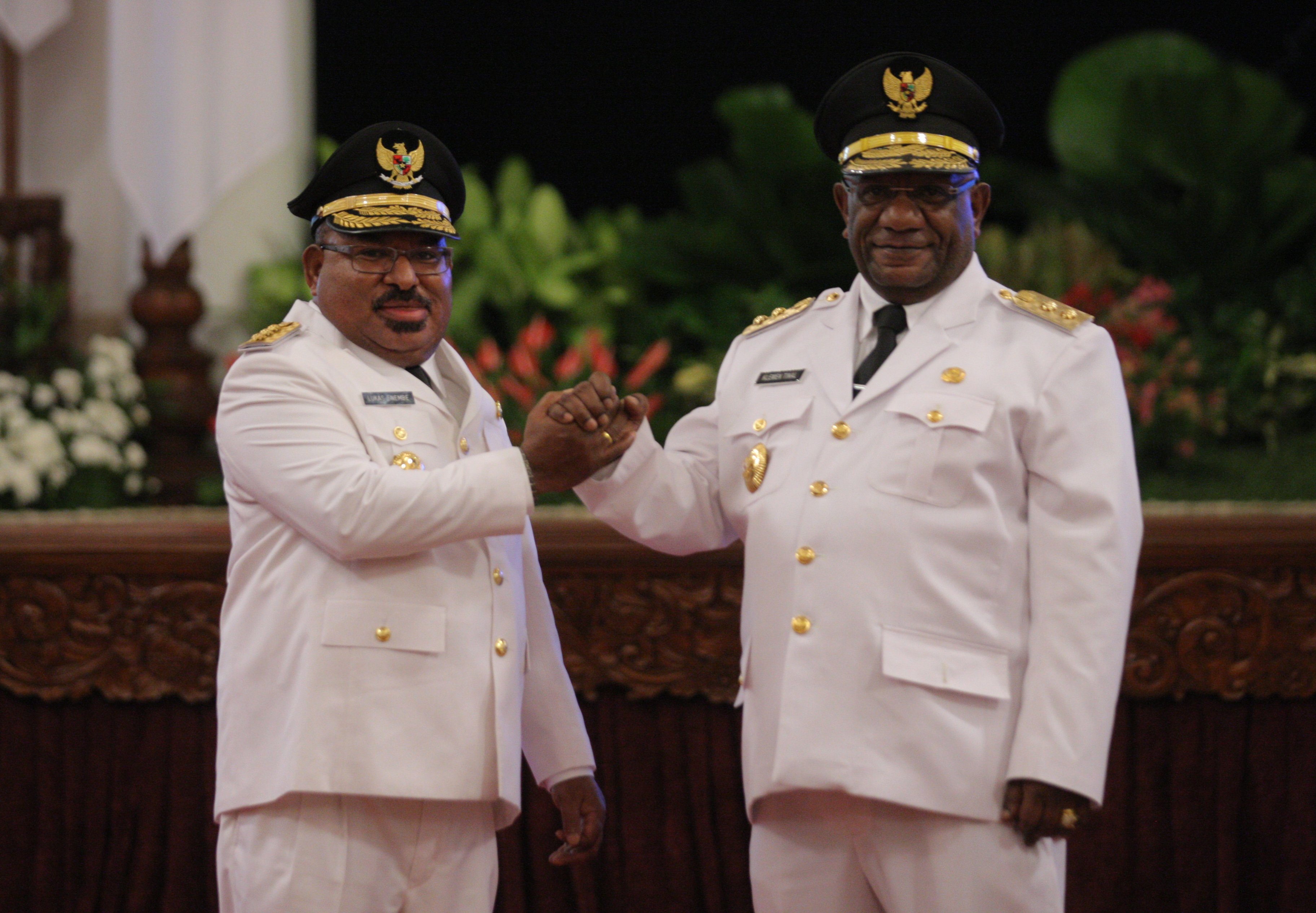 Gubernur Papua Lukas Enembe (kiri)