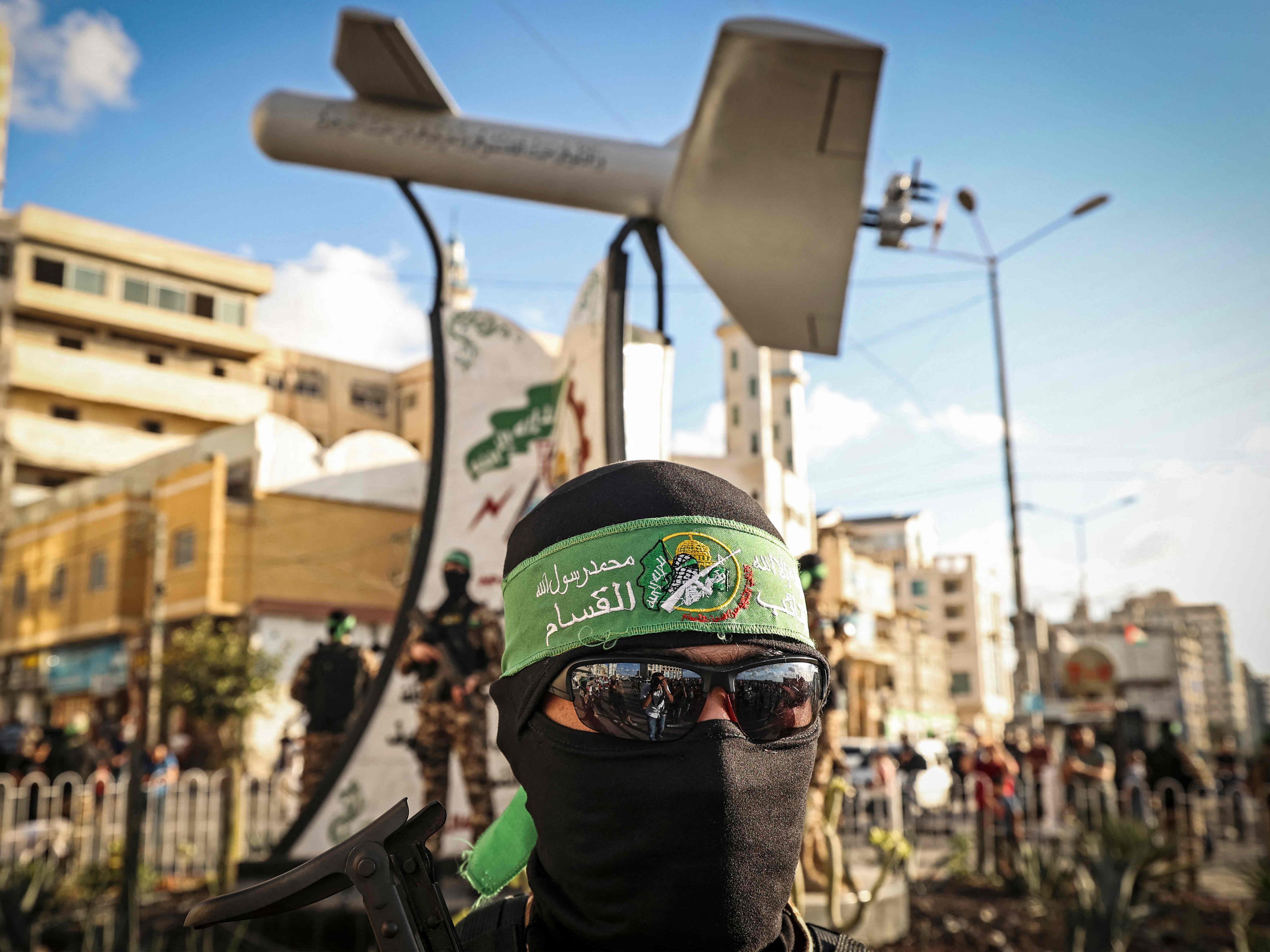 Anggota Brigade Ezzedine al-Qassam, sayap bersenjata gerakan Hamas Palestina, berjaga di sekitar model drone Shehab.