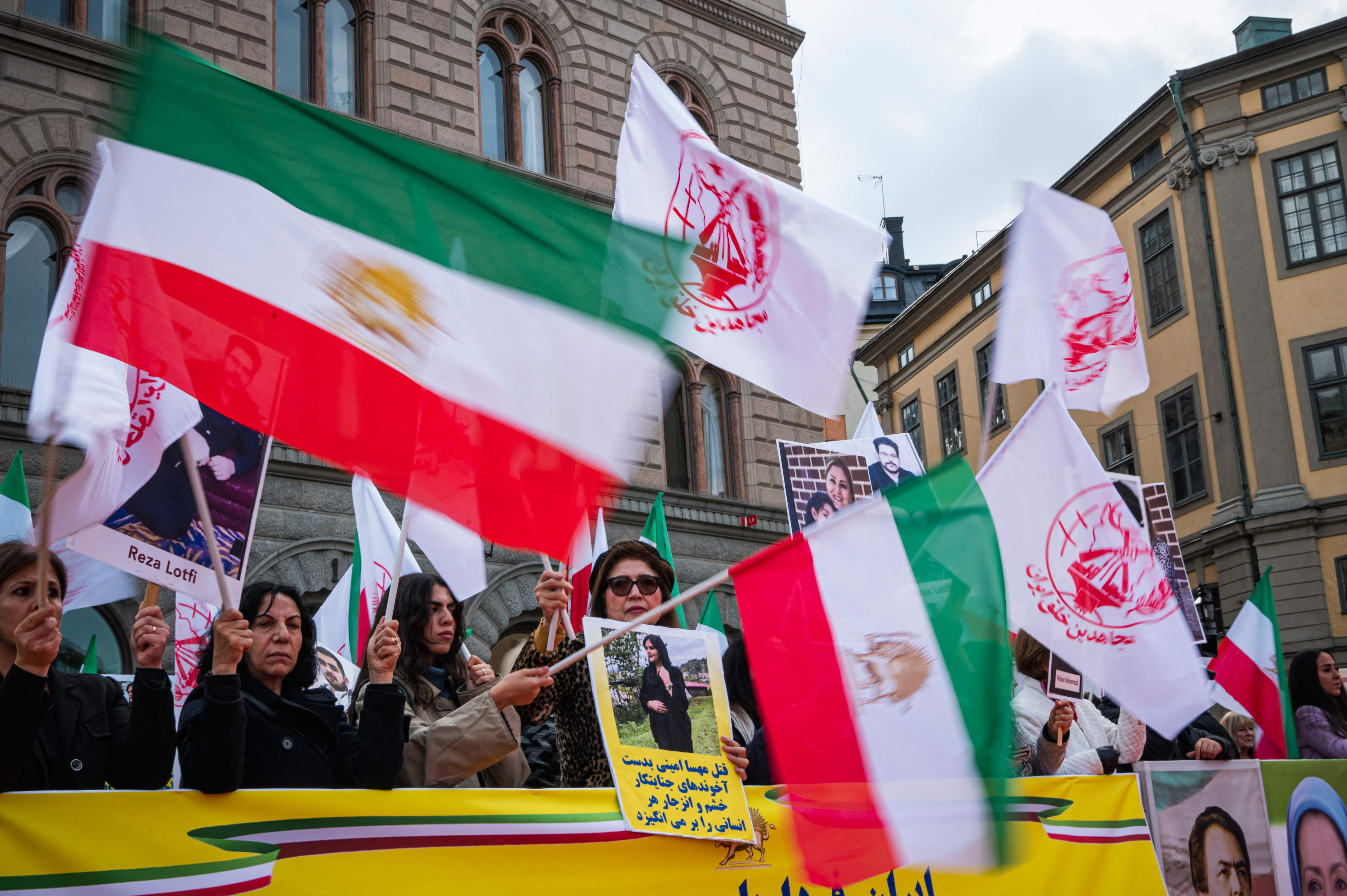 Warga Iran menggelar aksi protes terhadap pemerintah rezim Iran di Ibu Kota Swedia, Stockholm.