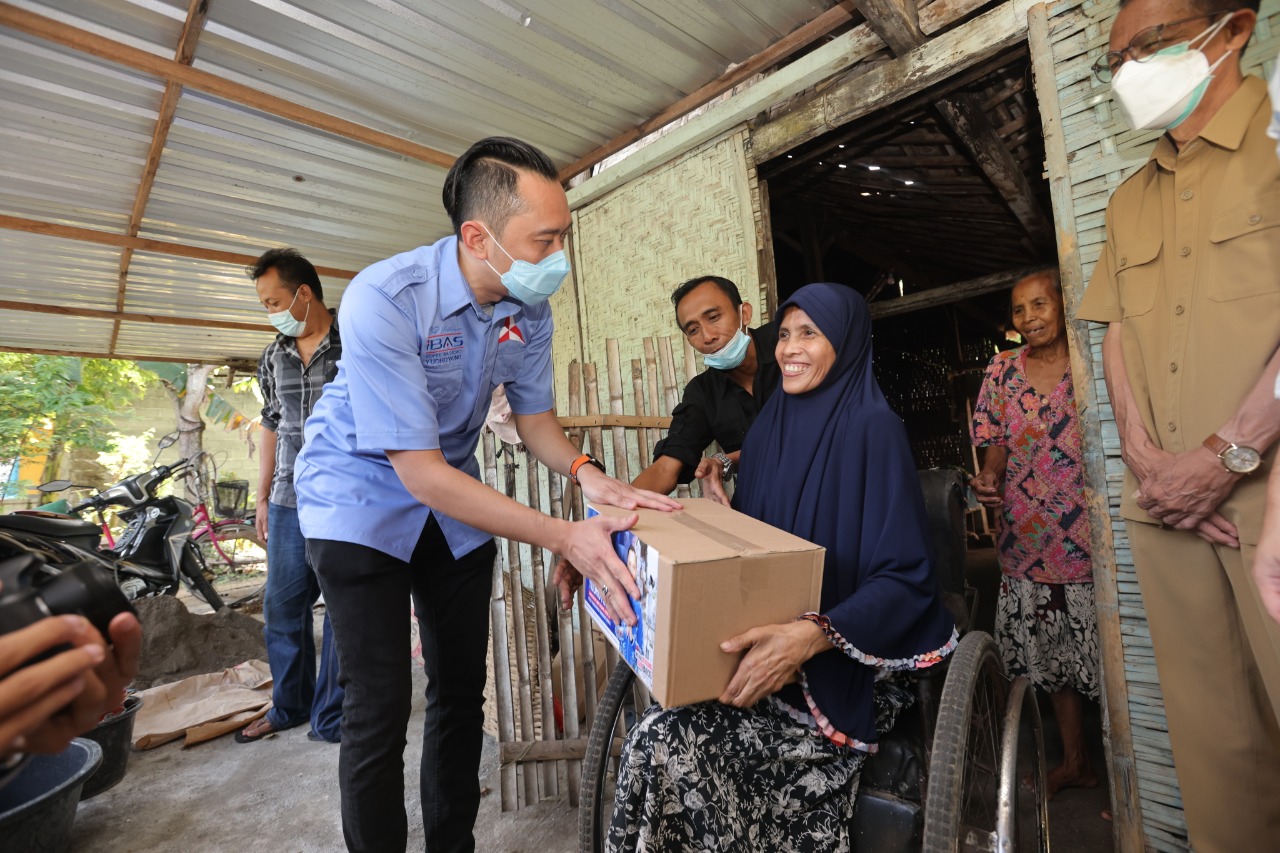 Dalam memperingati HUT ke-21 Partai Demokrat, Ketua Ketua Fraksi Partai Demokrat DPR RI Edhie Baskoro Yudhoyono membagikan sembako. 