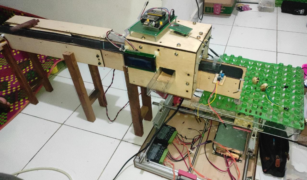 Alat pemanen, pemilah, dan penata telur puyuh buatan mahasiswa UGM yang diberi nama Sortegg-Quail.