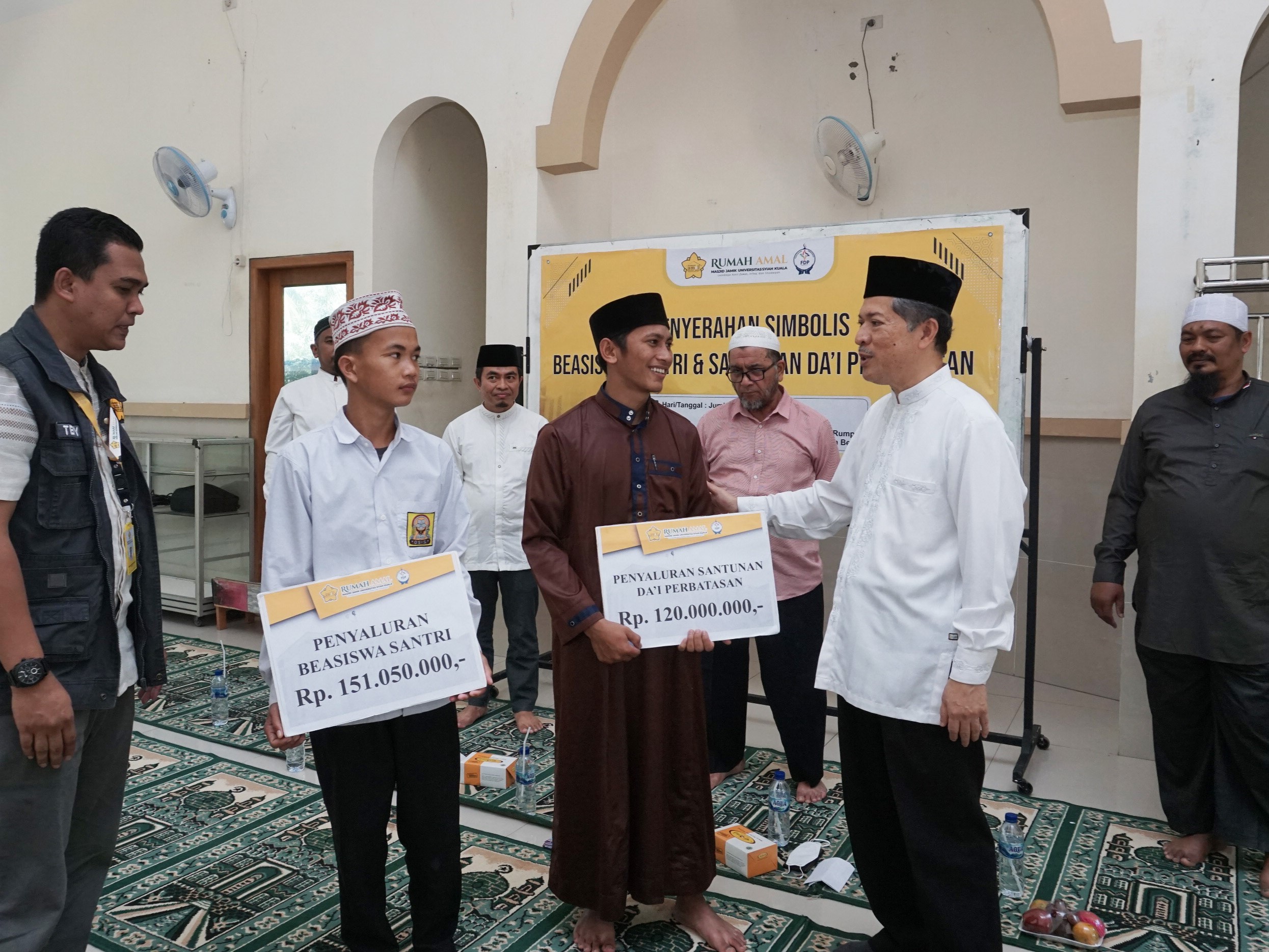 Rektor USK Prof. Marwan menyerahkan beasiswa dan santunan kepada para dai perbatasan di Markas Dewan Dakwah Aceh, Aceh Besar.