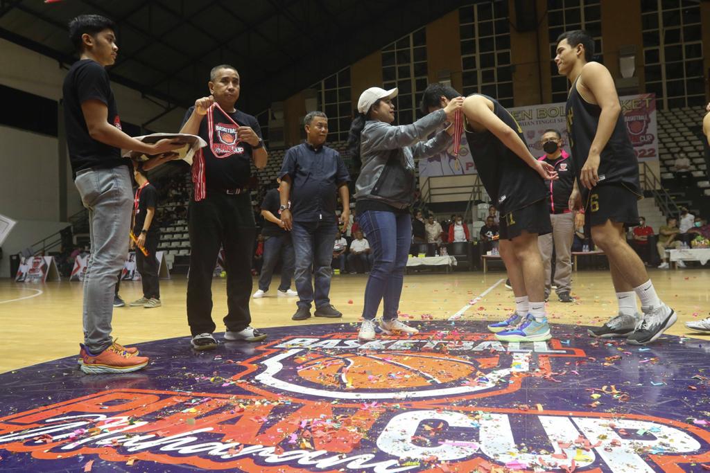 Ketua DPR Puan Maharani mengalungkan medali juara kepada tim bola basket putera Universitas Pelita Harapan (UPH) Jakarta