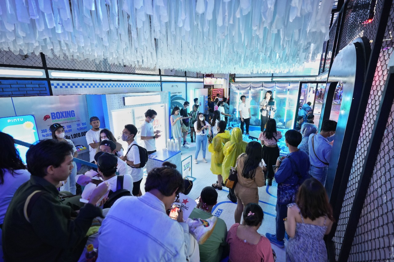 Para pengunjung menghadiri booth PINTU pada ajang festival musik We The Fest 2022 di Kompleks GBK Sport Senayan, Jakarta.