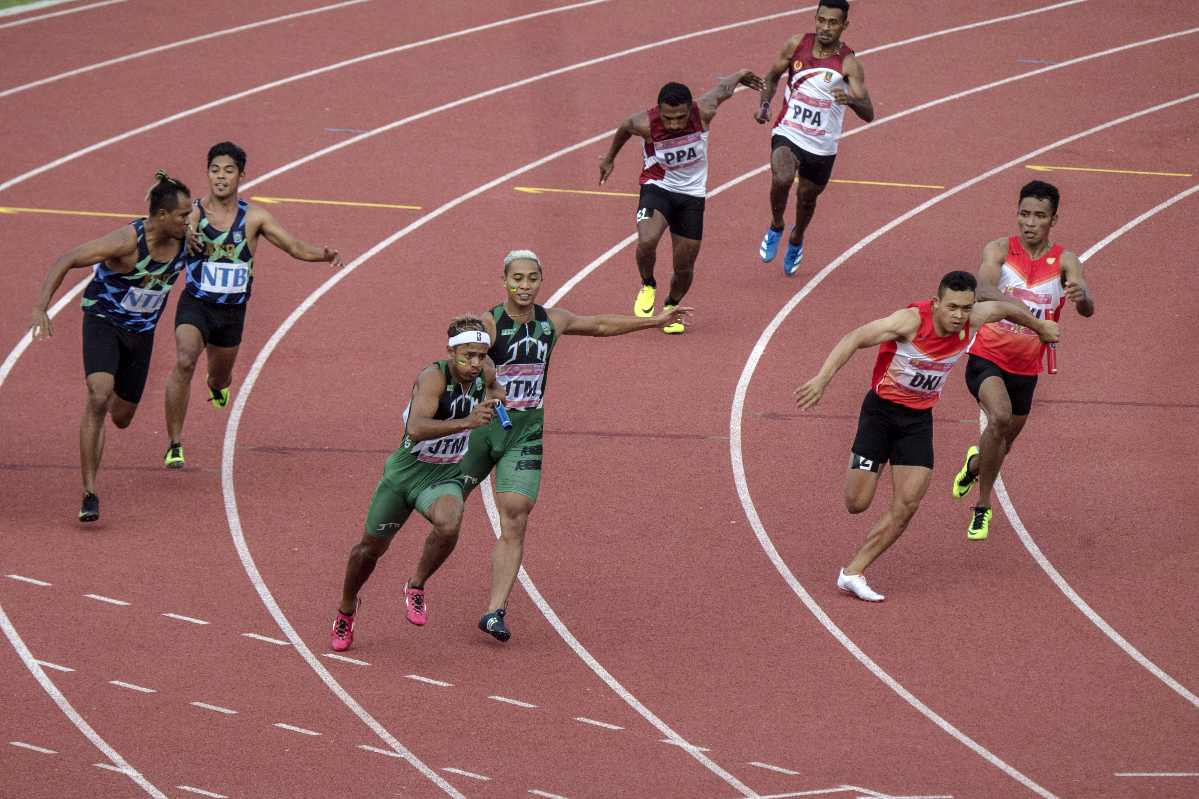 Potret kompetisi lari estafet putra dalam rangkaian PON Papua.