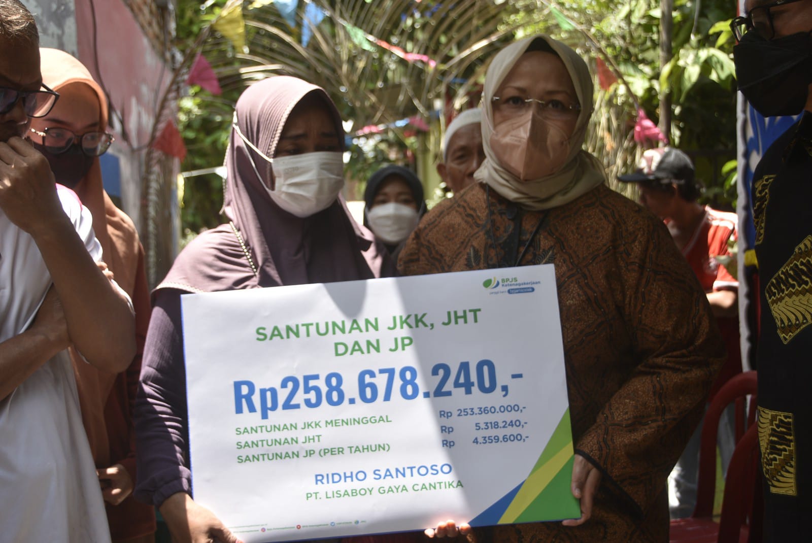 Direktur Pelayanan BPJAMSOSTEK Roswita Nilakurnia yang datang menjenguk korban kecelakaan di Bekasi.