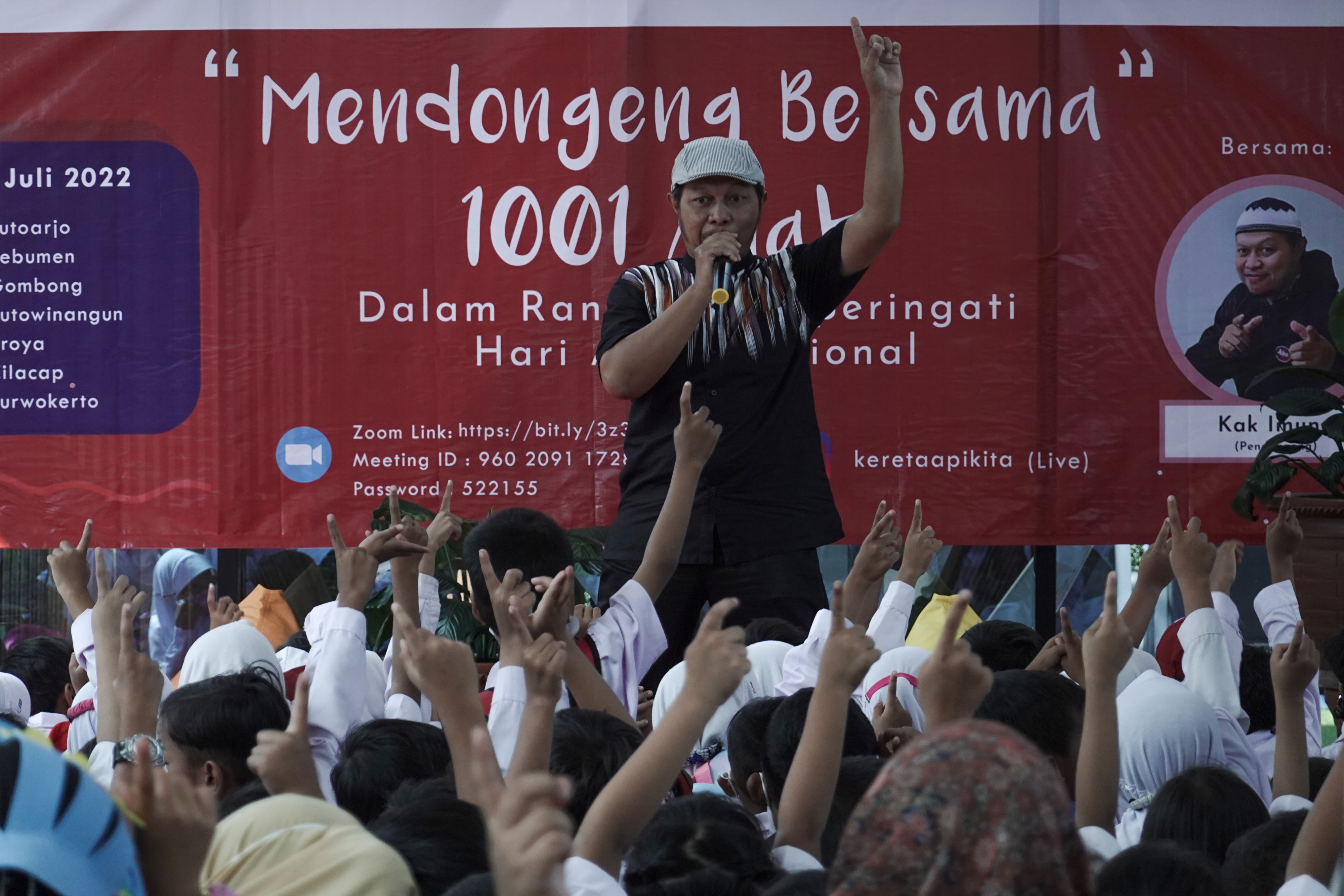 Seorang pendongeng mendongeng di depan sejumlah murid TK dan SD saat acara Mendongeng Bersama 1001 Anak di Stasiun Purwokerto, Banyumas.