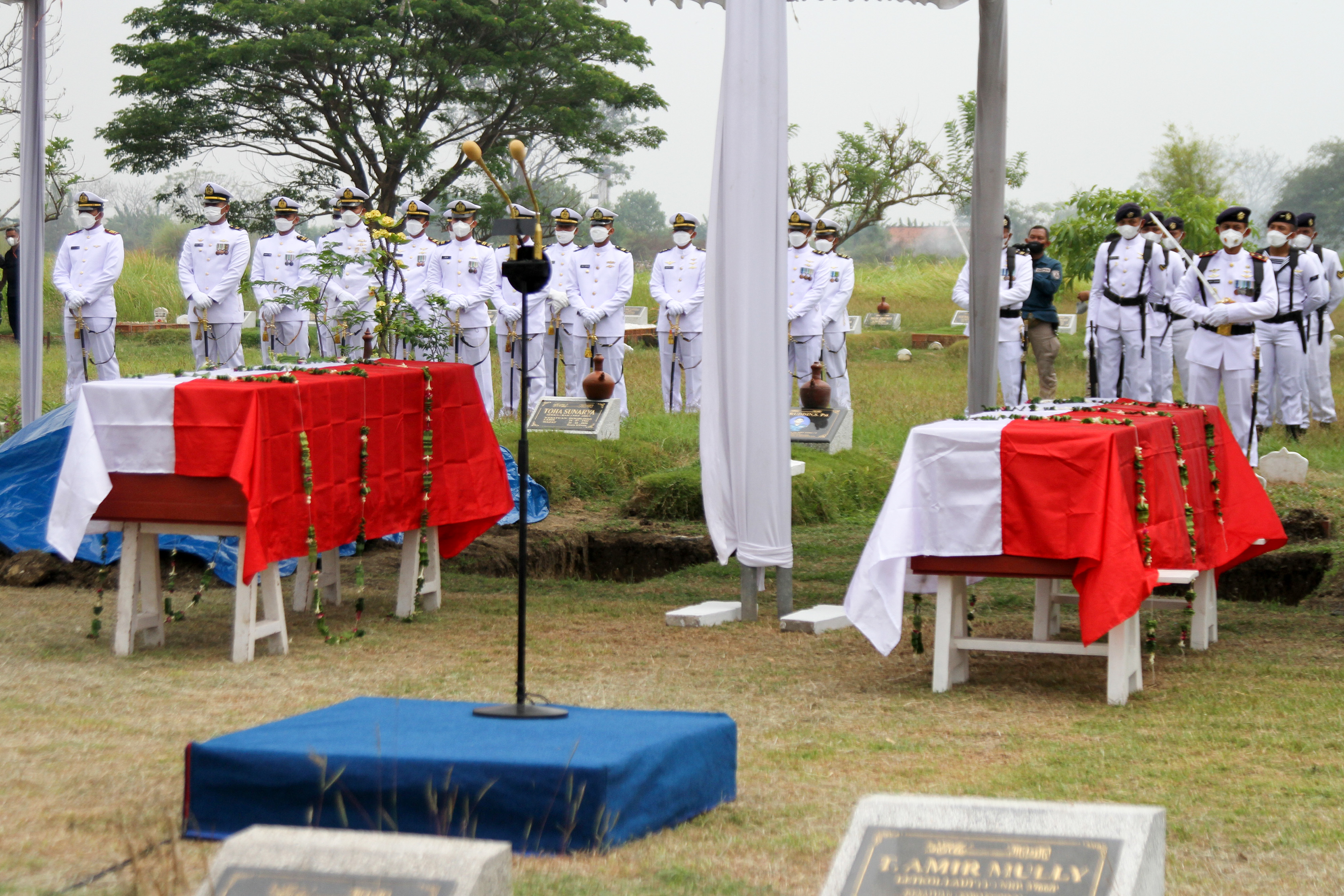 Prajurit TNI menghadiri prosesi pemakaman jenazah korban kecelakaan pesawat latih jenis G-36 Bonanza T-2503.