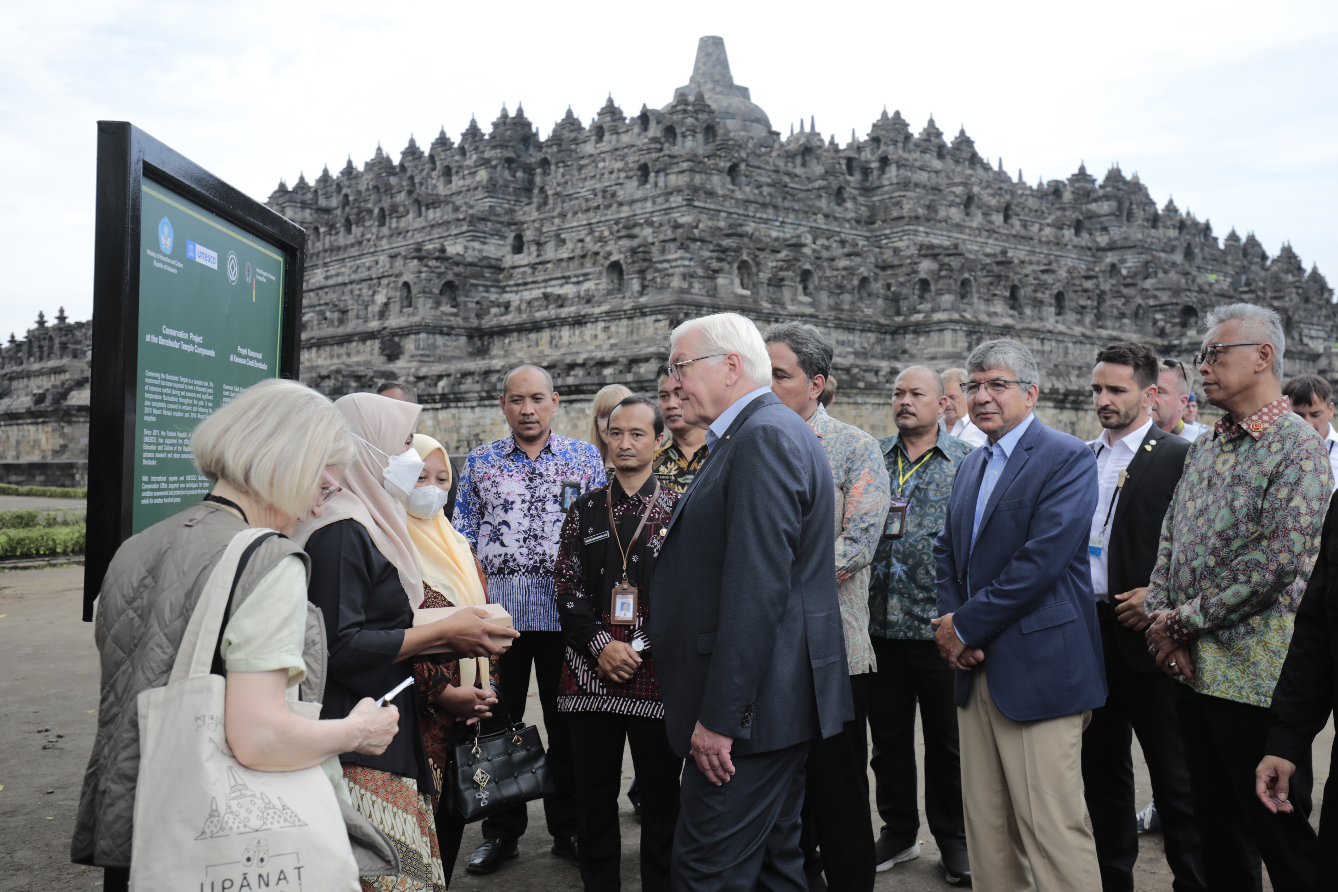 Presiden Jerman Frank-Walter Steinmeier (tengah) saat mengunjungi kompleks Candi Borobudur, Magelang, Jumat (17/6).