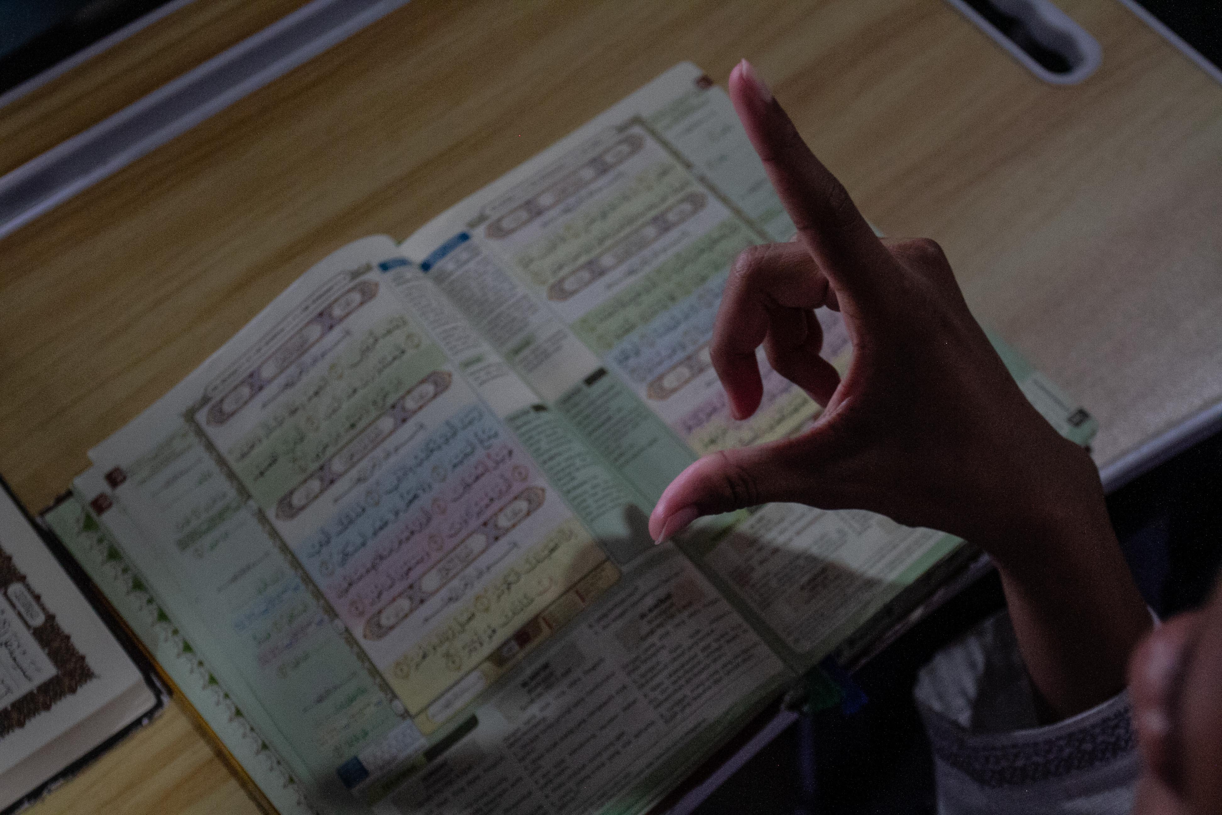 Potret santri membaca Al-Quran menggunakan bahasa isyarat di pondok pesantren.