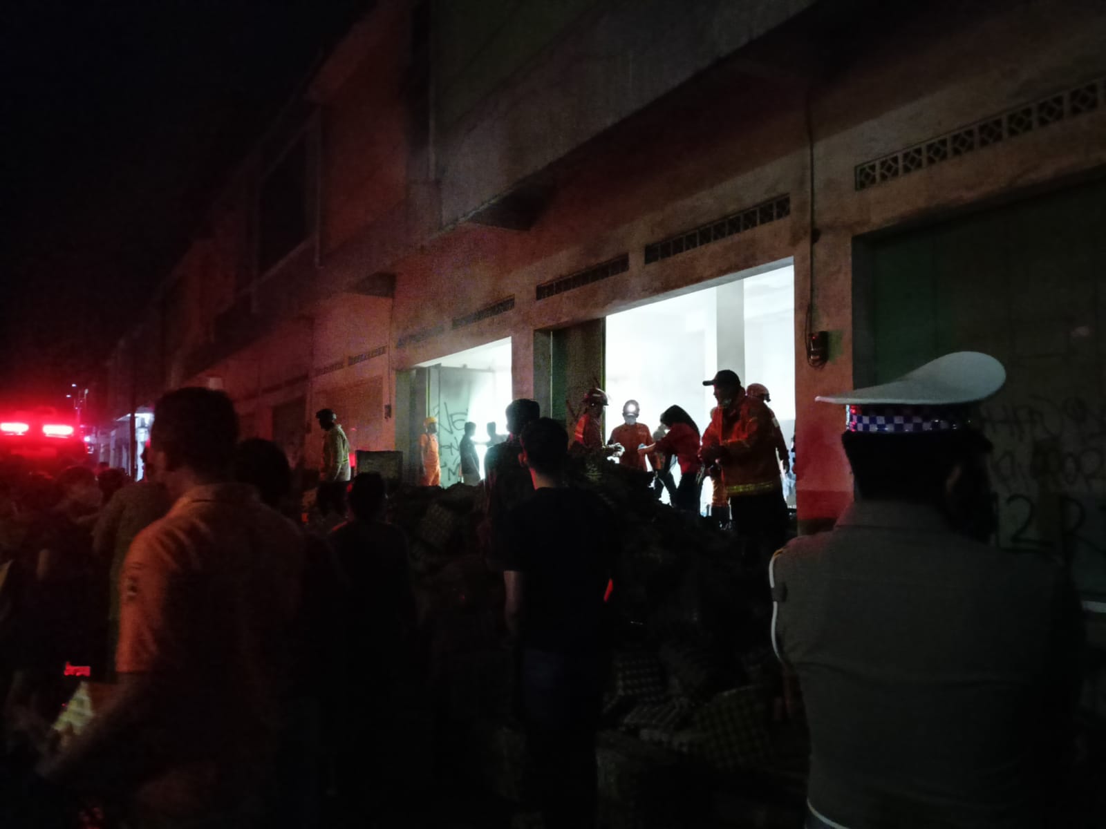 Petugas memadamkan api yang menbakar gudang penyimpanan telur dan beras di Pasar Cikurubuk, Tasikmalaya.