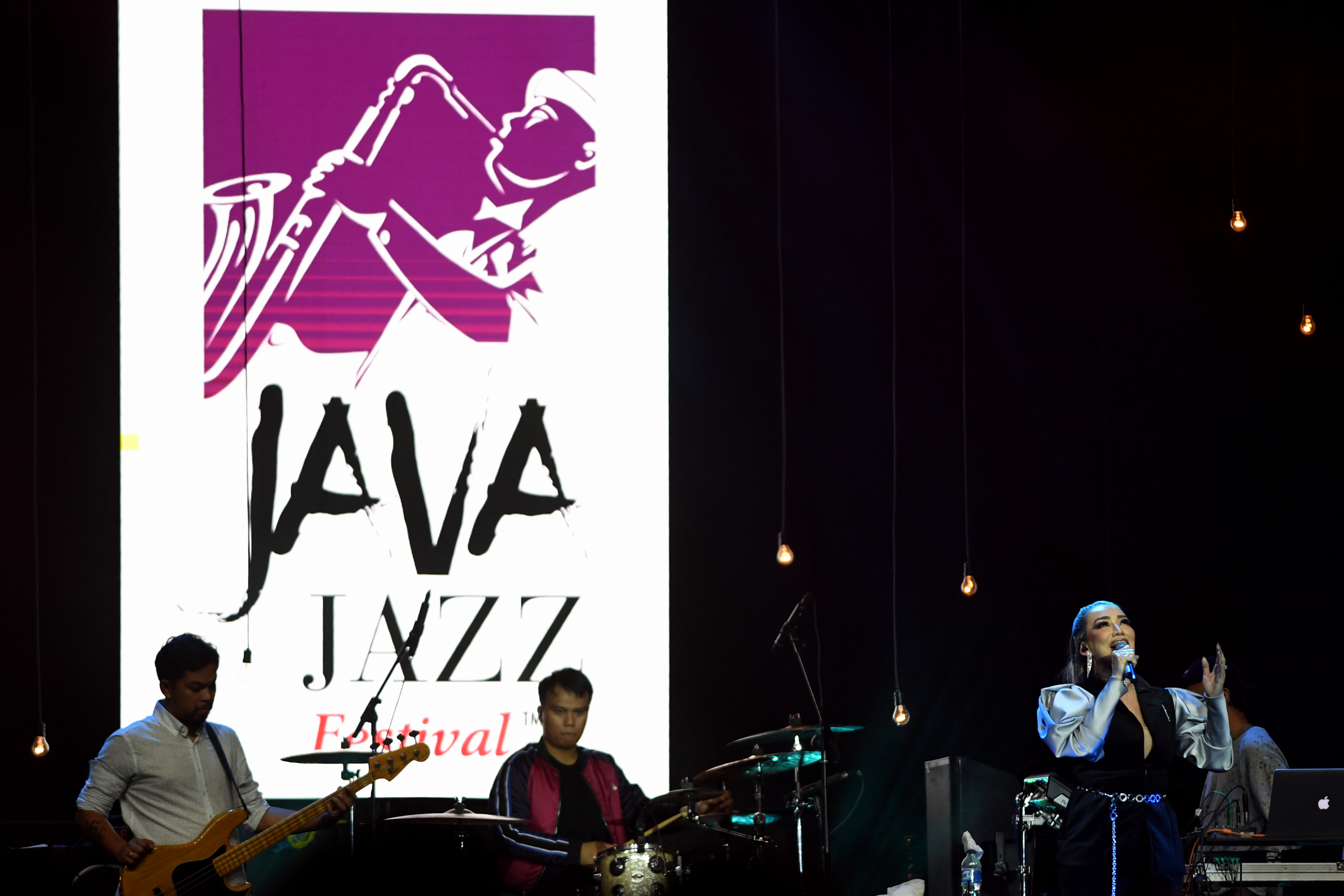 Penyanyi Reza Artamevia tampil dalam perhelatan BNI Java Jazz Festival 2022.
