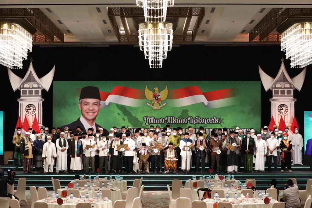 Dukungan untuk Ganjar Pranowo agar terus maju dan terpilih pada Pilpres 2024 datang dari ulama Sumbar, Selasa (6/9)