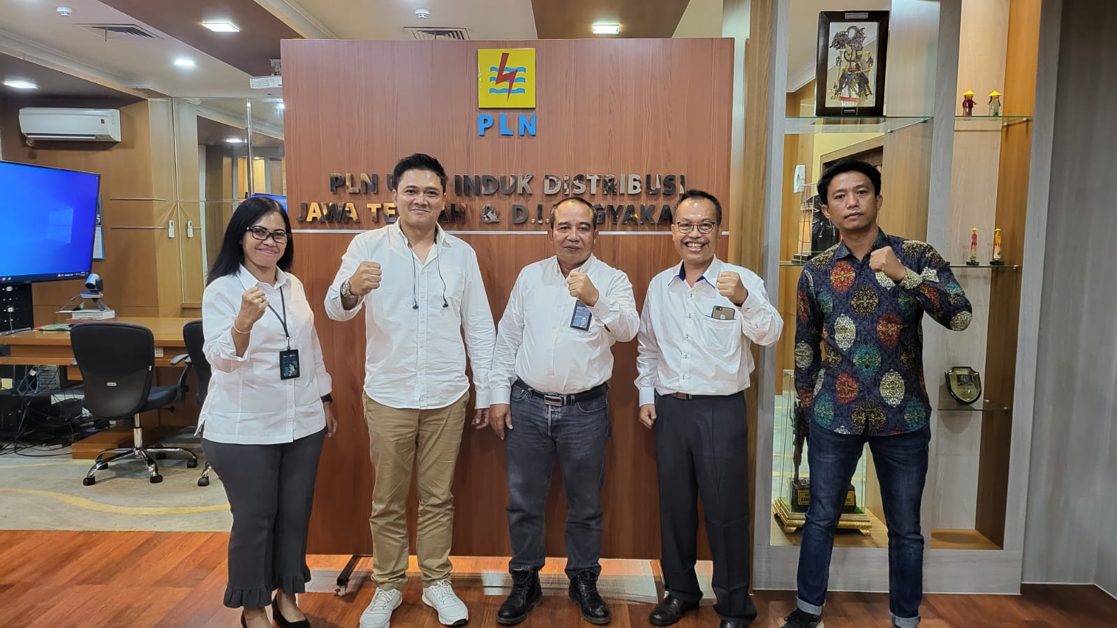 Agung Pamungkas yang akrab di panggil Don Papank (kedua dari kiriI Founder dan CEO dari Motor Listrik Merk Tangkas.
