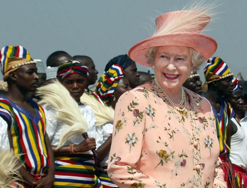 Ratu Elizabeth II pada penampilannya tahun 2003. Ratu yang berpulang pada 8 September 2022 waktu Inggris itu gemar mengenakan topi. 