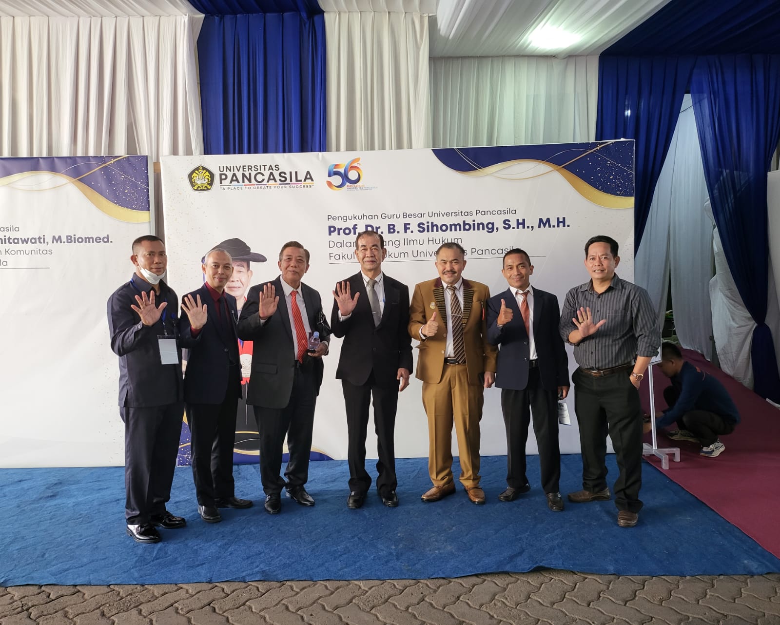 Prof. Dr. B. F. Sihombing, S.H., M.H (tengah)