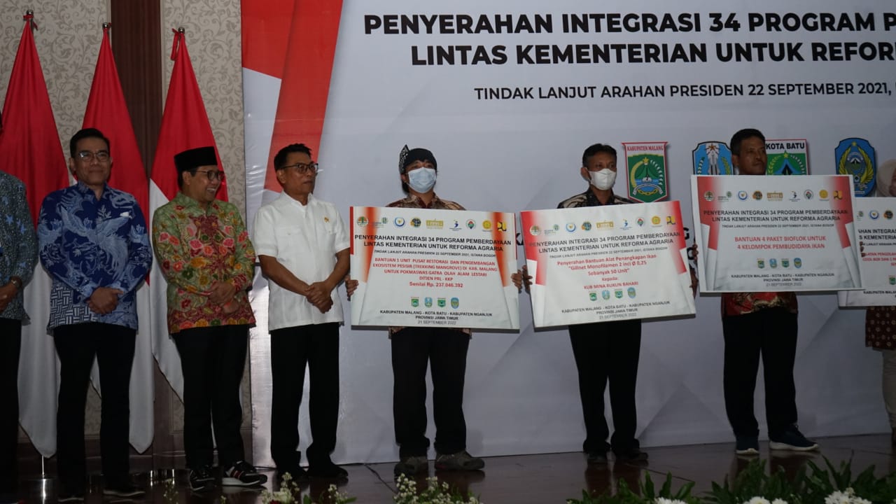 Kepala Staf Kepresidenan Moeldoko (keempat dari kiri) memimpin penyerahan program pemberdayaan untuk Reforma Agraria.