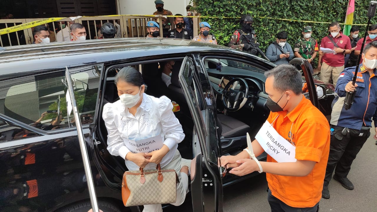 Tersangka dalam kasus pembunuhan Brigadir J, Putri Candrawathi (kiri) 