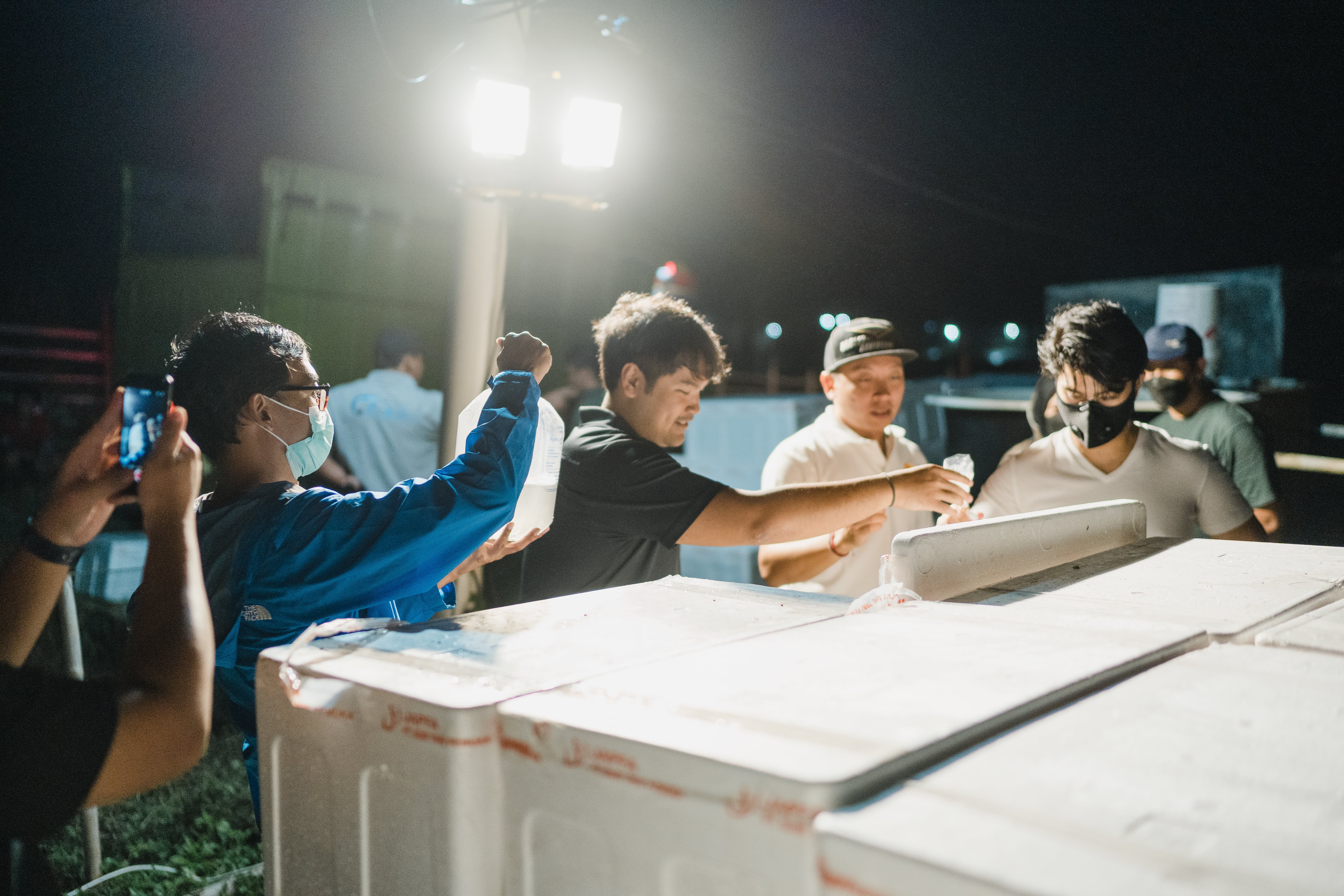 CEO Delos Guntur Mallarangeng melakukan pengecekan stok benur