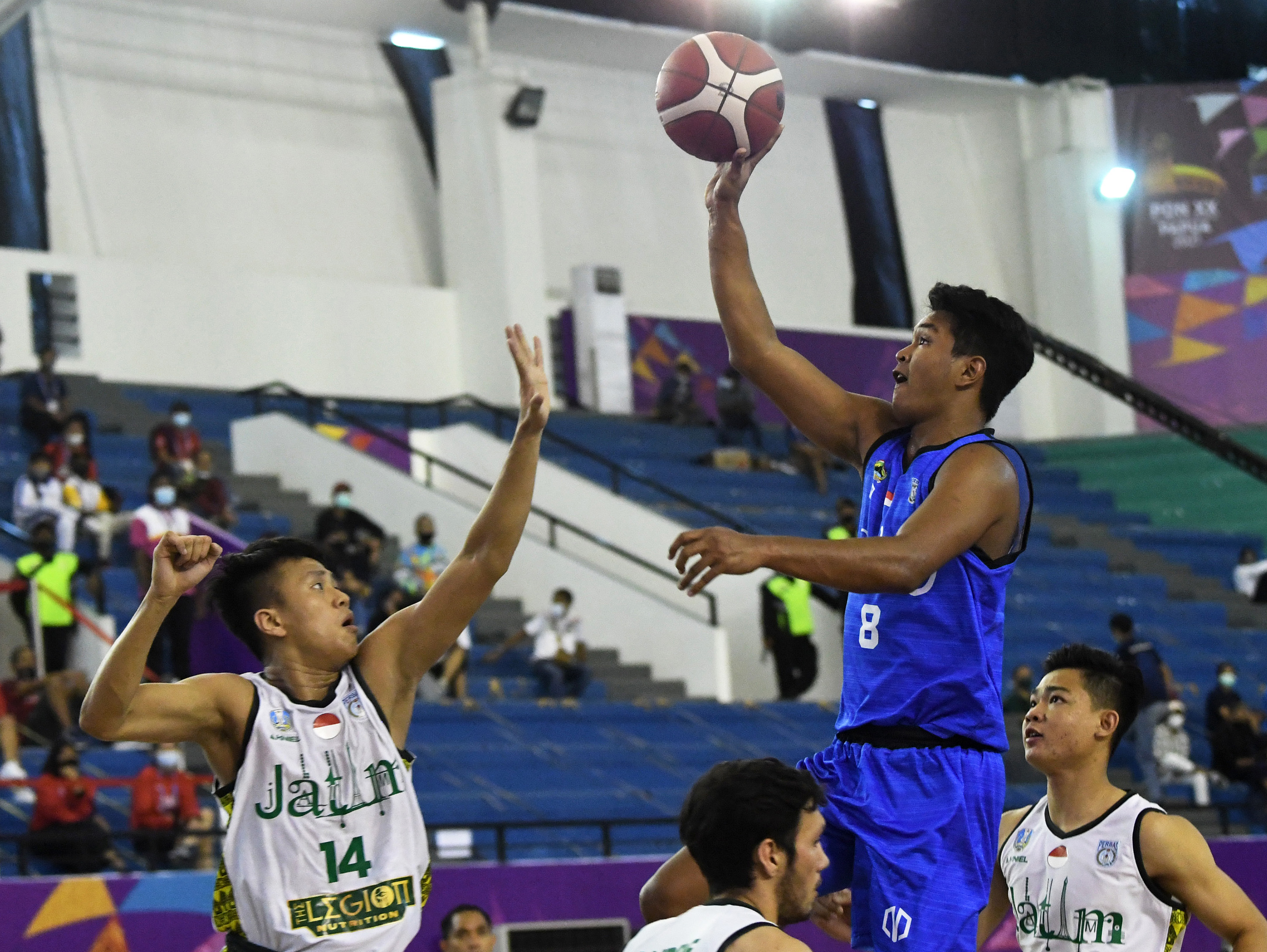Potret pertandingan basket putra 5x5 di GOR Mimika, Papua.