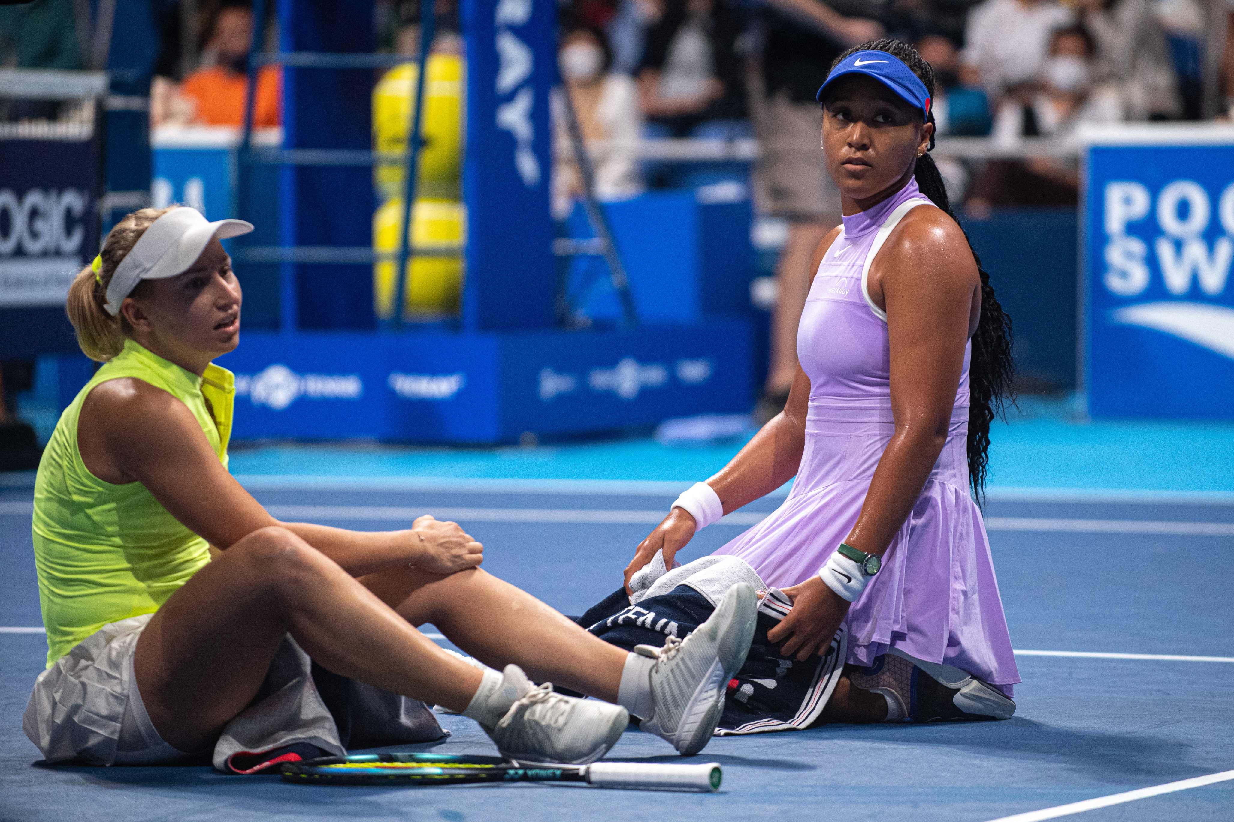 Naomi Osaka segera menghampiri lawannya Daria Saville yang kesakitan karena cedera lutut dalam laga Pan Pacific Open 2022, Selasa (20/9).