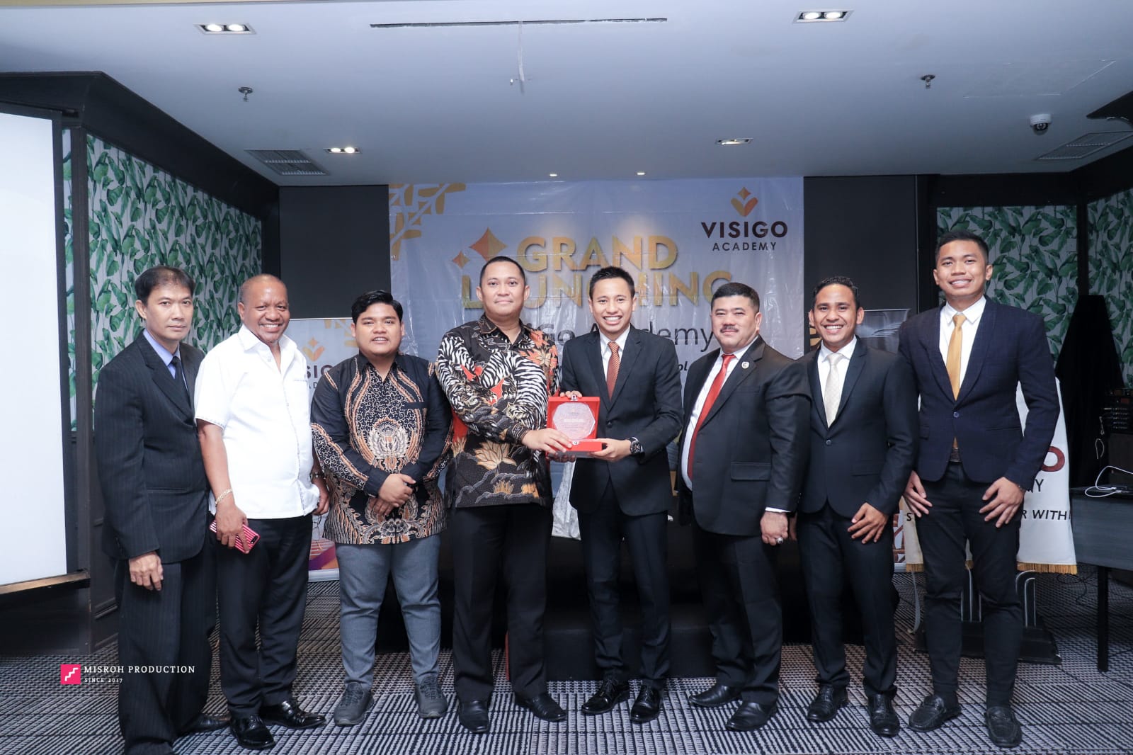 Direksi PHI Group dan Visigo Academy berfoto bersama seusai penandatangan kerja sama 