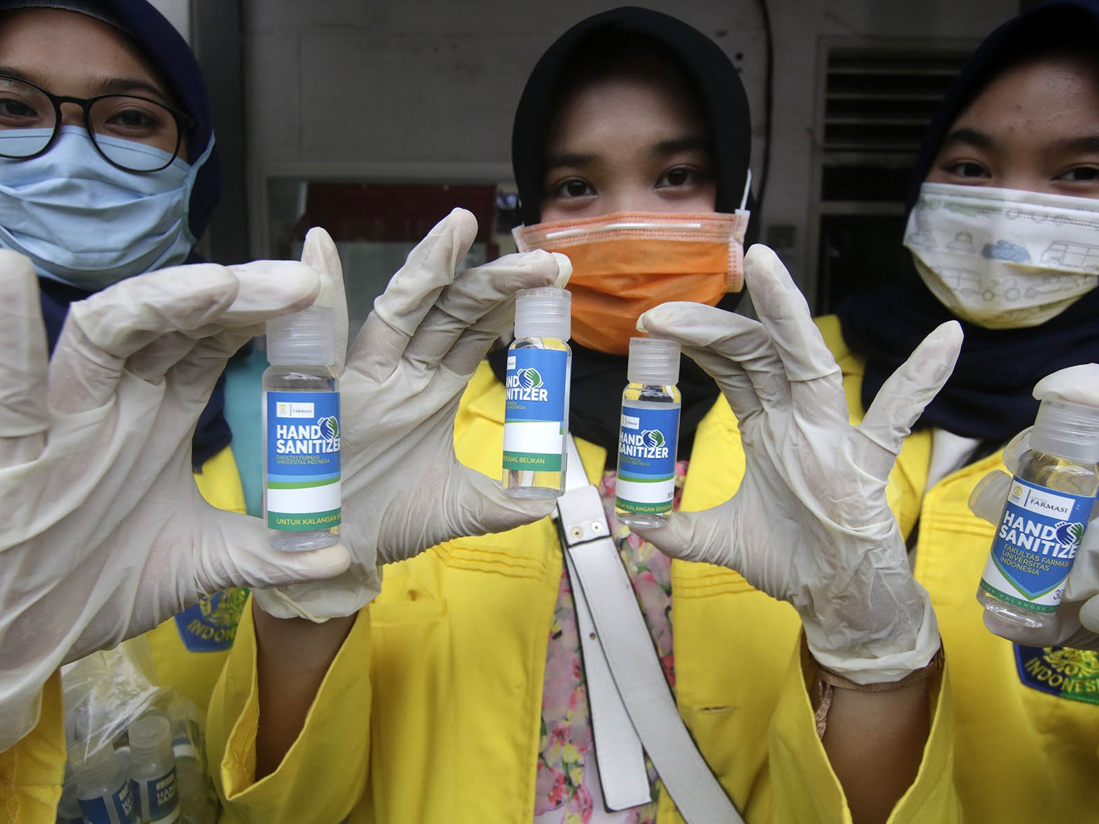 Mahasiswa Farmasi Universitas Indonesia (UI) saat membagikan hand sanitizer gratis bagi pengguna KRL di Stasiun Universitas Indonesia.