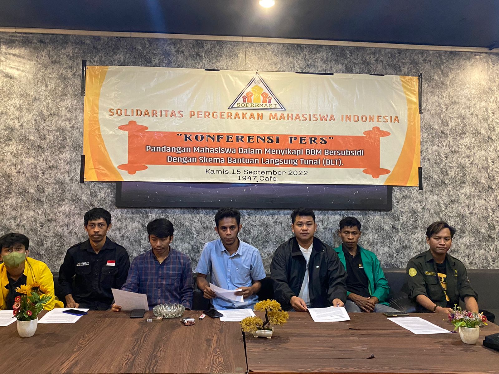 Mahasiswa yang tergabung dalam Sopremasi menggelar jumpa pers terkait kenaikan BBM bersubsidi di Jakarta.