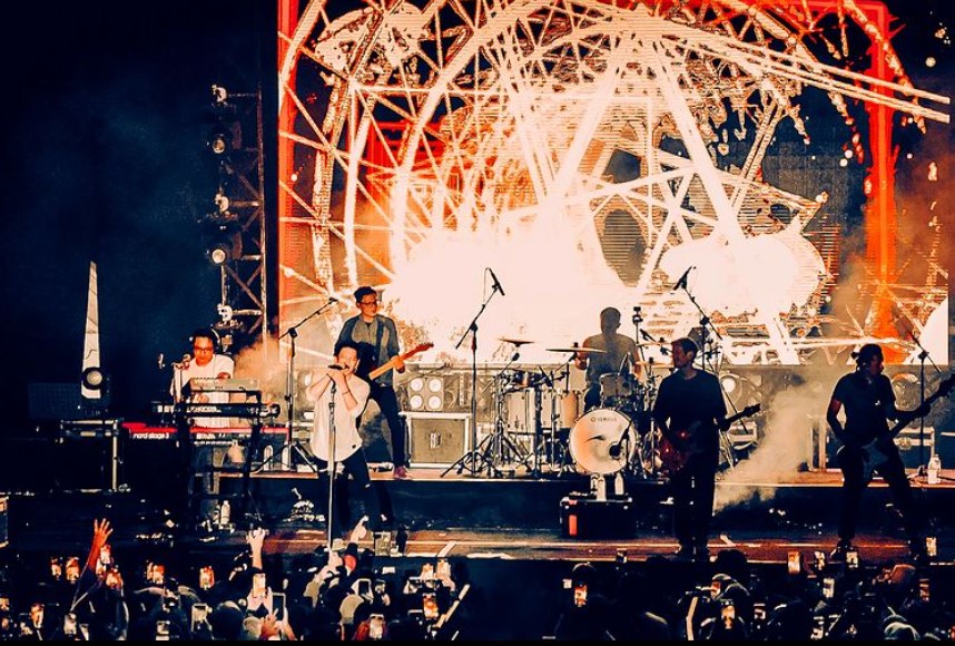 Band NOAH saat konser.