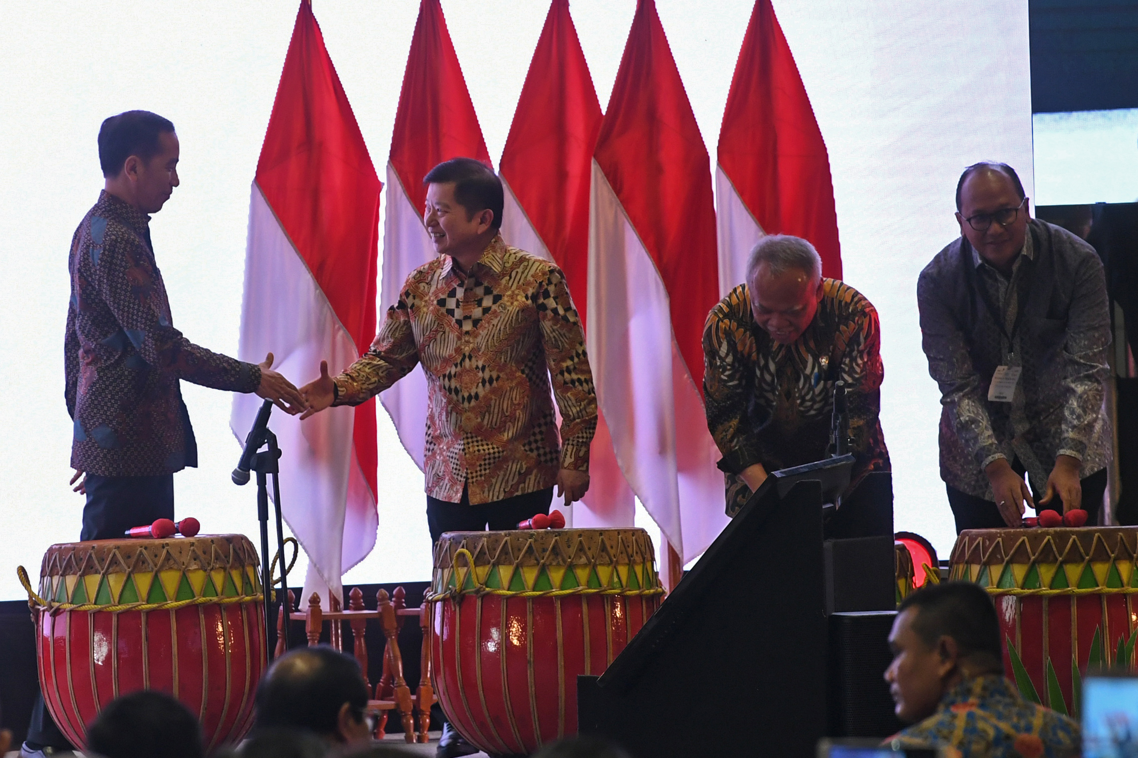 Presiden Jokowi bersalaman dengan Menteri PPN Suharso Monoarfa pada 2019 lalu.